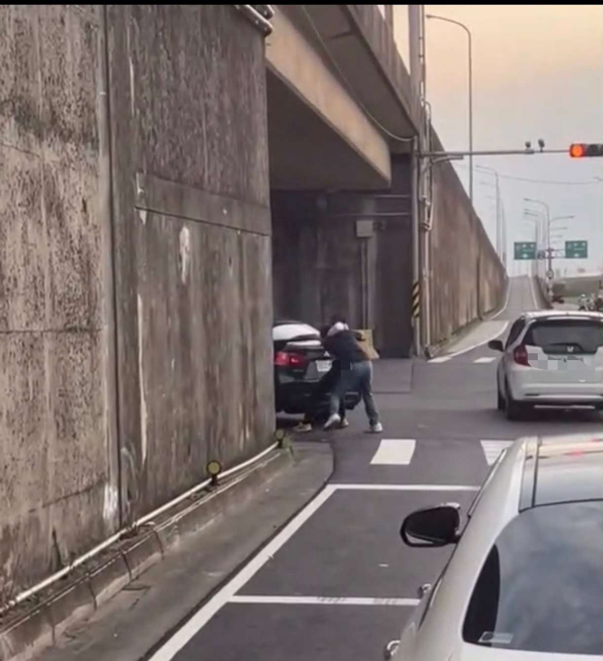 【有片】西濱行車糾紛!球棒男當街「揮棒」遭反擊 雙方下場曝 【有片】西濱行車糾紛!球棒男當街「揮棒」遭反擊 雙方下場曝