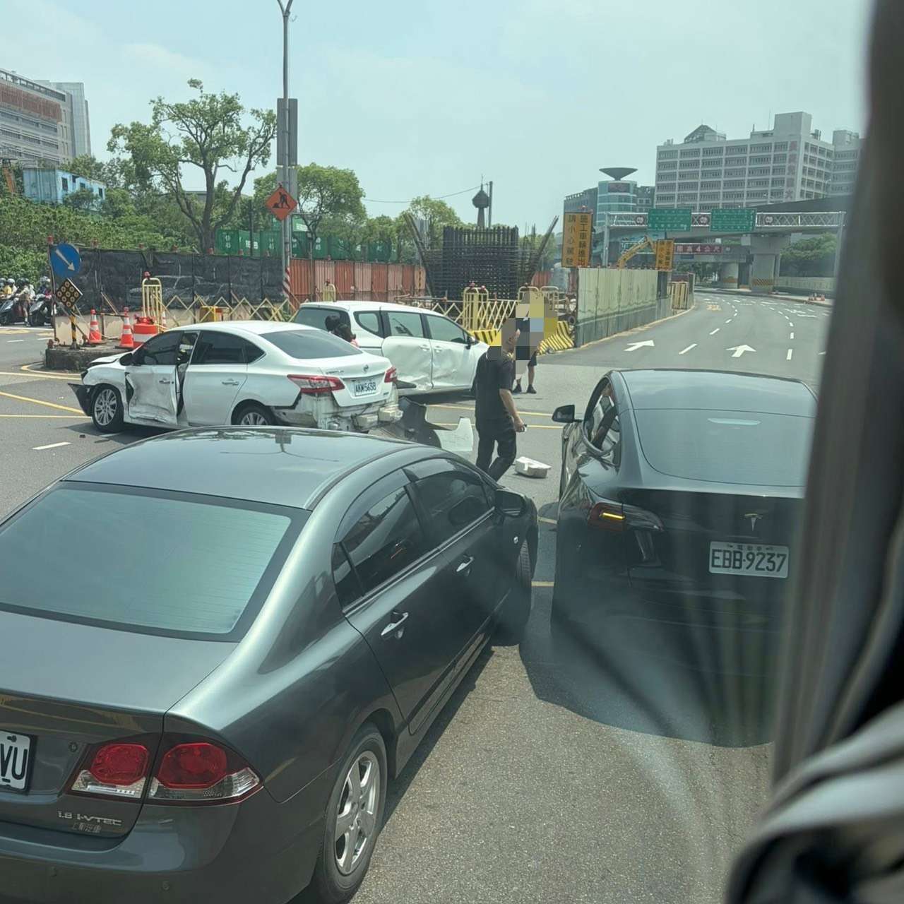 【有片】路口驚魂!白車突竄出「特斯拉閃不掉」龜山3車連環撞 【有片】路口驚魂!白車突竄出「特斯拉閃不掉」龜山3車連環撞