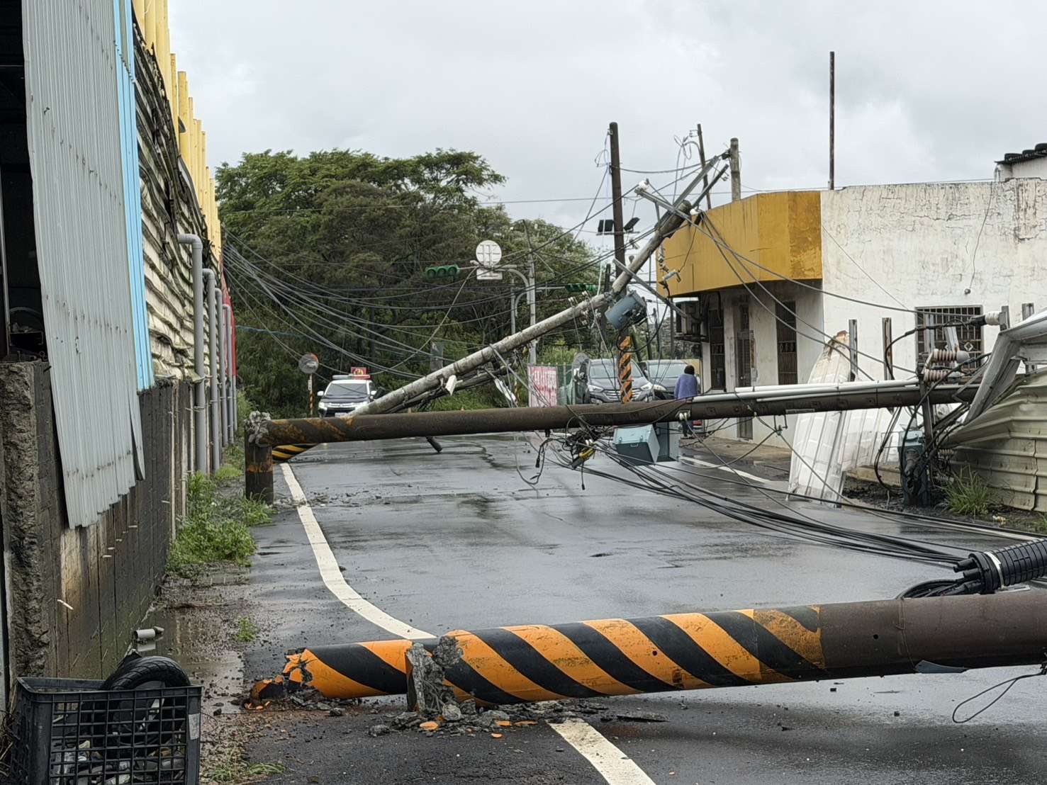 【有片】吊臂勾電線!楊梅大貨車扯倒9電桿 闖禍畫面曝 【有片】吊臂勾電線!楊梅大貨車扯倒9電桿 闖禍畫面曝