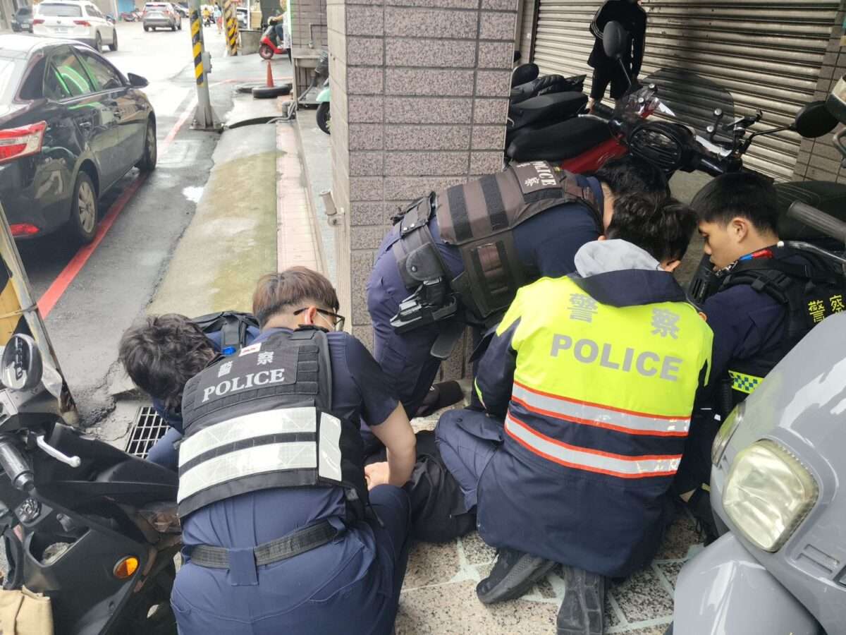 楊梅男壓力大「酒後持刀」逛大街 6警合力壓制保護管束 S 82067689