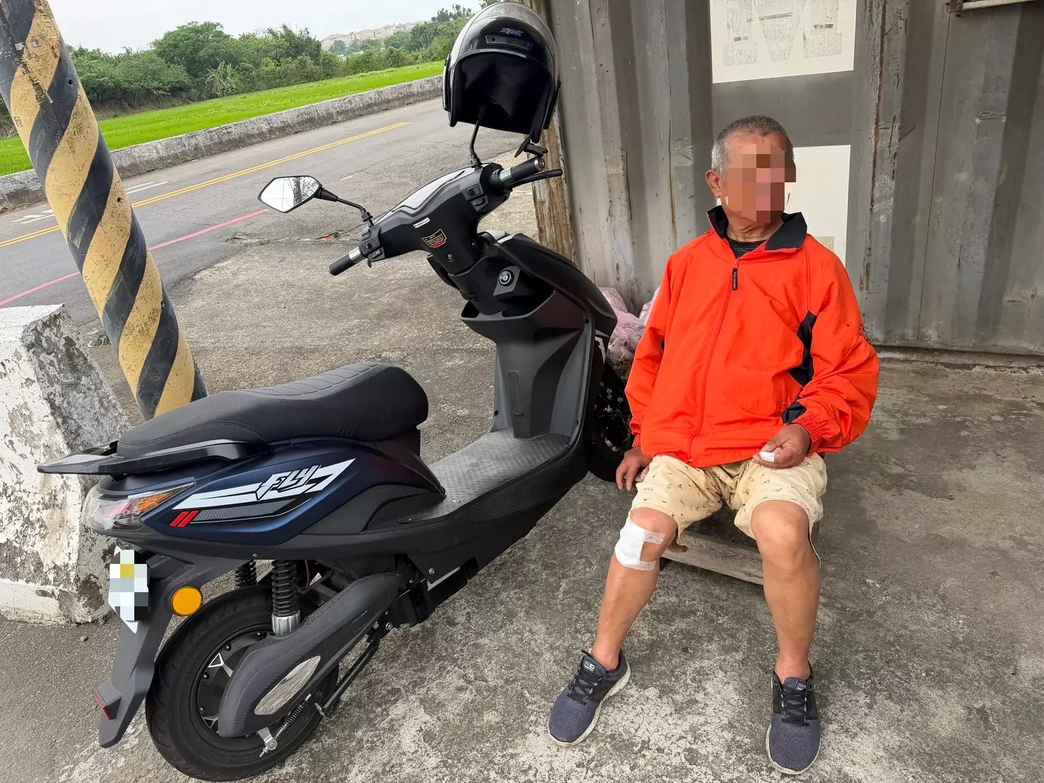楊梅7旬翁騎電動車自摔呆坐路旁 警消即刻救援 楊梅7旬翁騎電動車自摔呆坐路旁 警消即刻救援