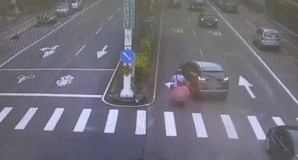 桃園文中路車禍!機車疑閃避不及直撞迴轉車 騎士彈飛 S 84770828