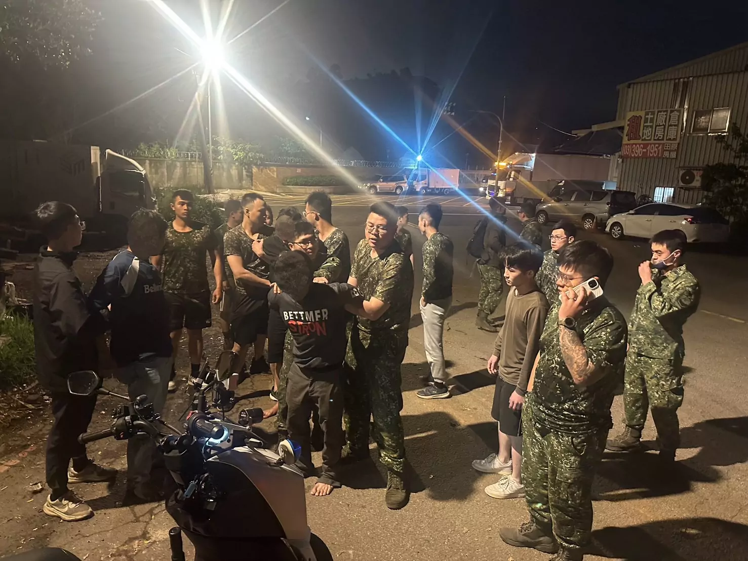龜山失聯移工跳車狂奔 軍警包抄成功制伏 龜山失聯移工跳車狂奔 軍警包抄成功制伏