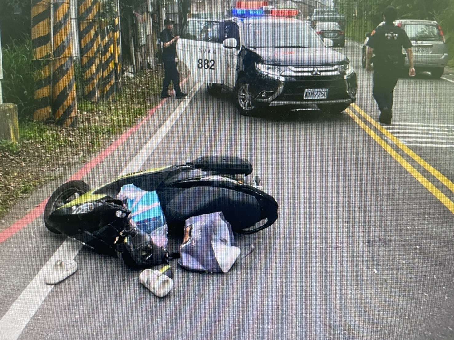 【有片】白線惹禍?龜山女騎車突自摔 翻滾倒地躺路中 【有片】白線惹禍?龜山女騎車突自摔 翻滾倒地躺路中