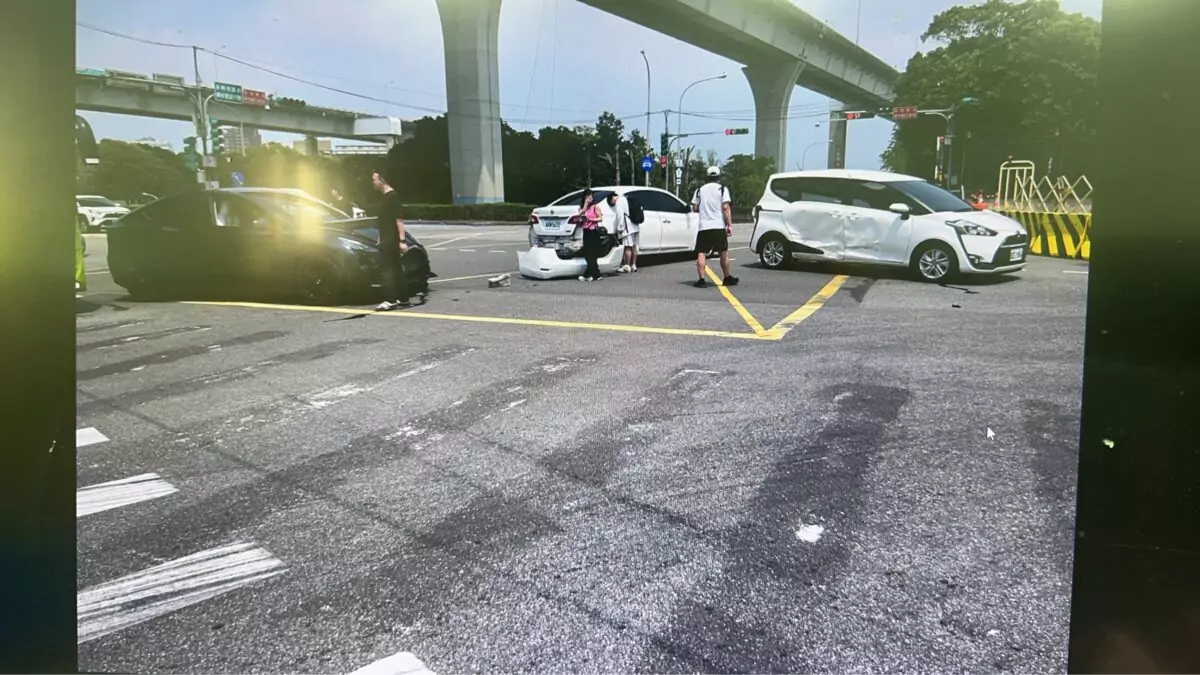 【有片】路口驚魂!白車突竄出「特斯拉閃不掉」龜山3車連環撞 S 89669651 0
