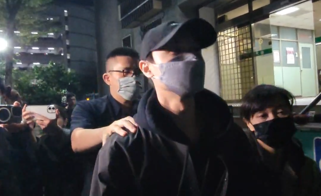 王子閃兵50萬交保鞠躬致歉 超跑網紅「邵某」繳10萬獲釋 王子閃兵50萬交保鞠躬致歉 超跑網紅「邵某」繳10萬獲釋