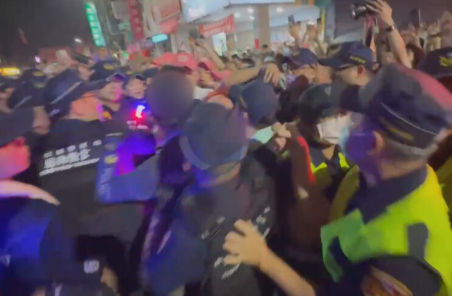 大甲媽遶境搶轎衝突釀3警受傷 顏清標喊話:不要再有第二次 大甲媽遶境搶轎衝突釀3警受傷 顏清標喊話:不要再有第二次