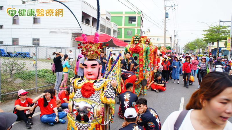 白沙屯粉紅超跑啟程!「移動急診室」進駐讓香燈腳更安心 白沙屯粉紅超跑啟程!「移動急診室」進駐讓香燈腳更安心