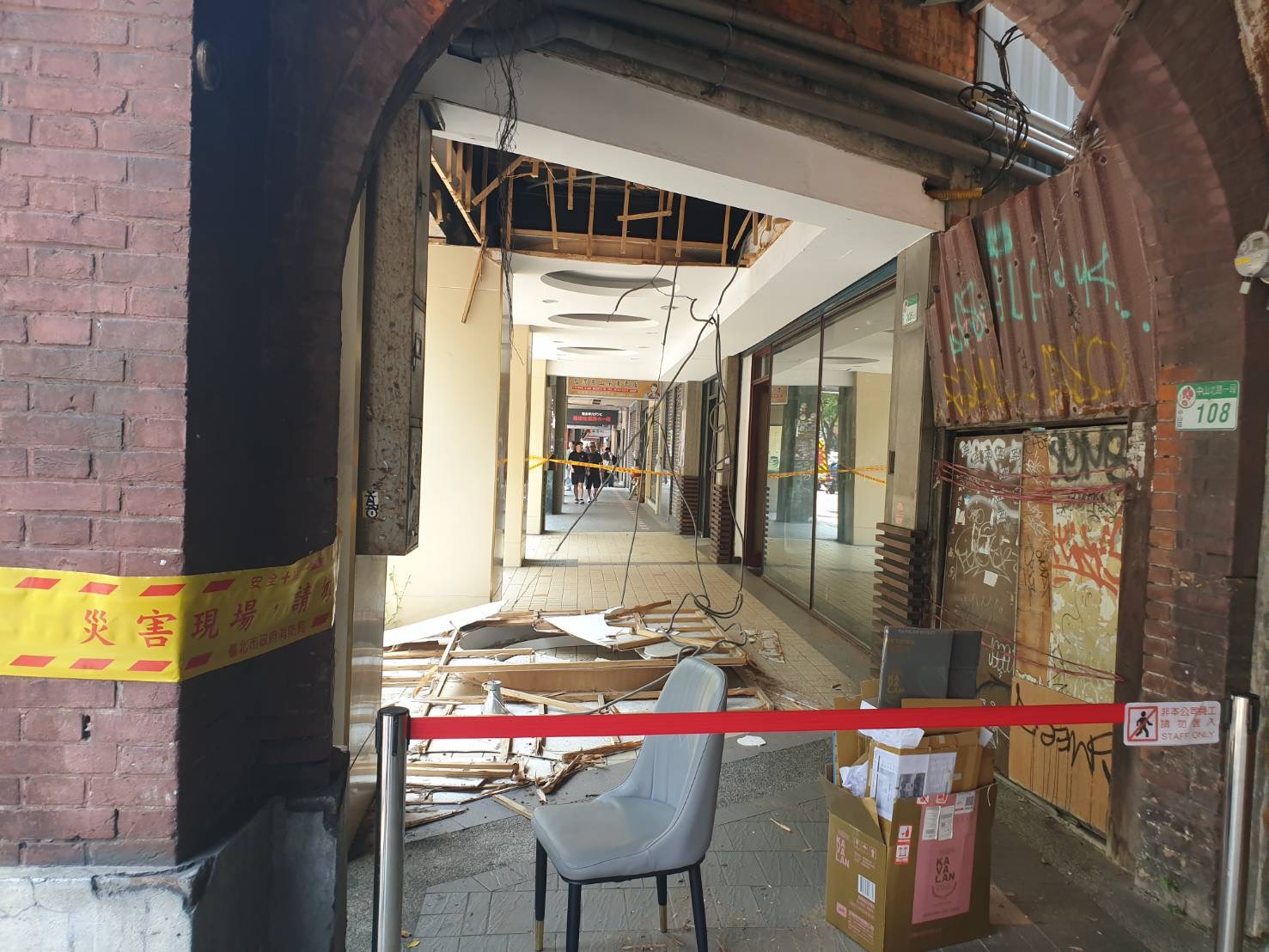 中山北路騎樓天花板掉落砸到人 1男送醫治療 中山北路騎樓天花板掉落砸到人 1男送醫治療