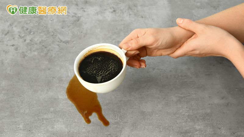 手肘痛到連咖啡都拿不起來!醫揭「高爾夫球肘」警訊 拖久恐手麻無力 手肘痛到連咖啡都拿不起來!醫揭「高爾夫球肘」警訊 拖久恐手麻無力