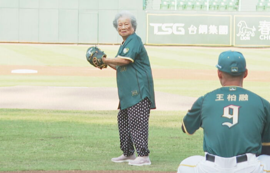 「大港阿嬤」自製報紙棒球苦練2週 上投手丘開球再秀舞技 「大港阿嬤」自製報紙棒球苦練2週 上投手丘開球再秀舞技