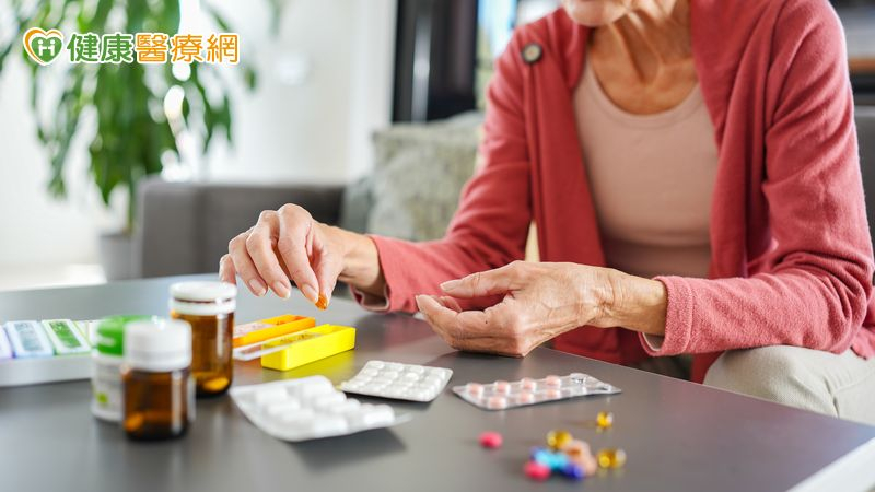 「多重用藥」不只看吃幾顆藥!藥師示警:「隱形用藥」風險常被忽略 「多重用藥」不只看吃幾顆藥!藥師示警:「隱形用藥」風險常被忽略