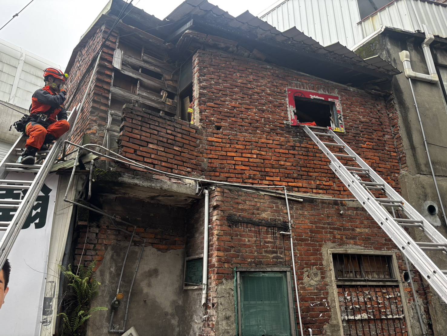 新北土城民宅屋頂坍塌!男子腳被壓受困 警消緊急救援脫困 新北土城民宅屋頂坍塌!男子腳被壓受困 警消緊急救援脫困