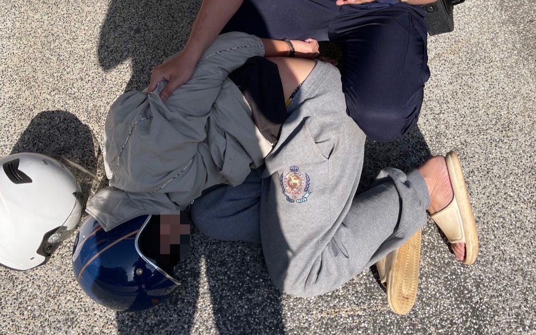 再跑啊!楊梅毒品通緝犯躲警察追捕 逃100公尺就狼狽落網 再跑啊!楊梅毒品通緝犯躲警察追捕 逃100公尺就狼狽落網