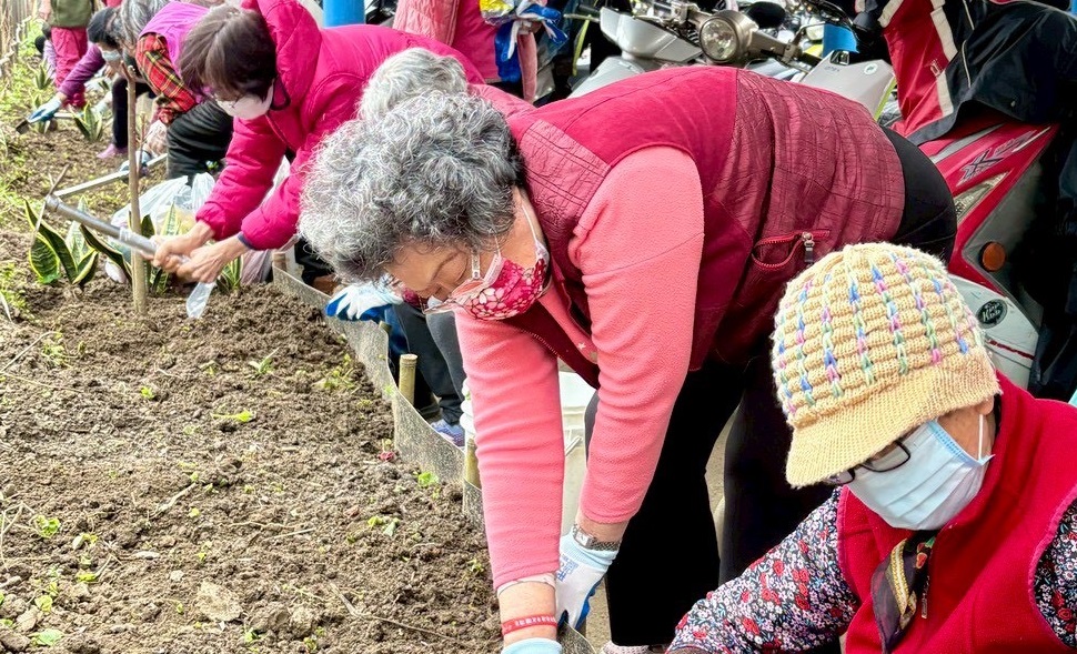 北榮桃園分院巷弄長照站打造「開心農場」 促進長輩身心健康 北榮桃園分院巷弄長照站打造「開心農場」 促進長輩身心健康