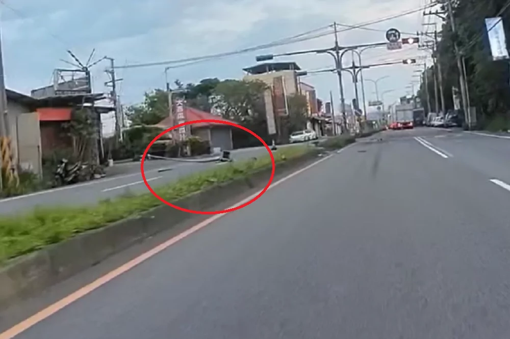傻眼!大園小貨車駕駛恍神撞斷路燈 現場滿地碎片 傻眼!大園小貨車駕駛恍神撞斷路燈 現場滿地碎片