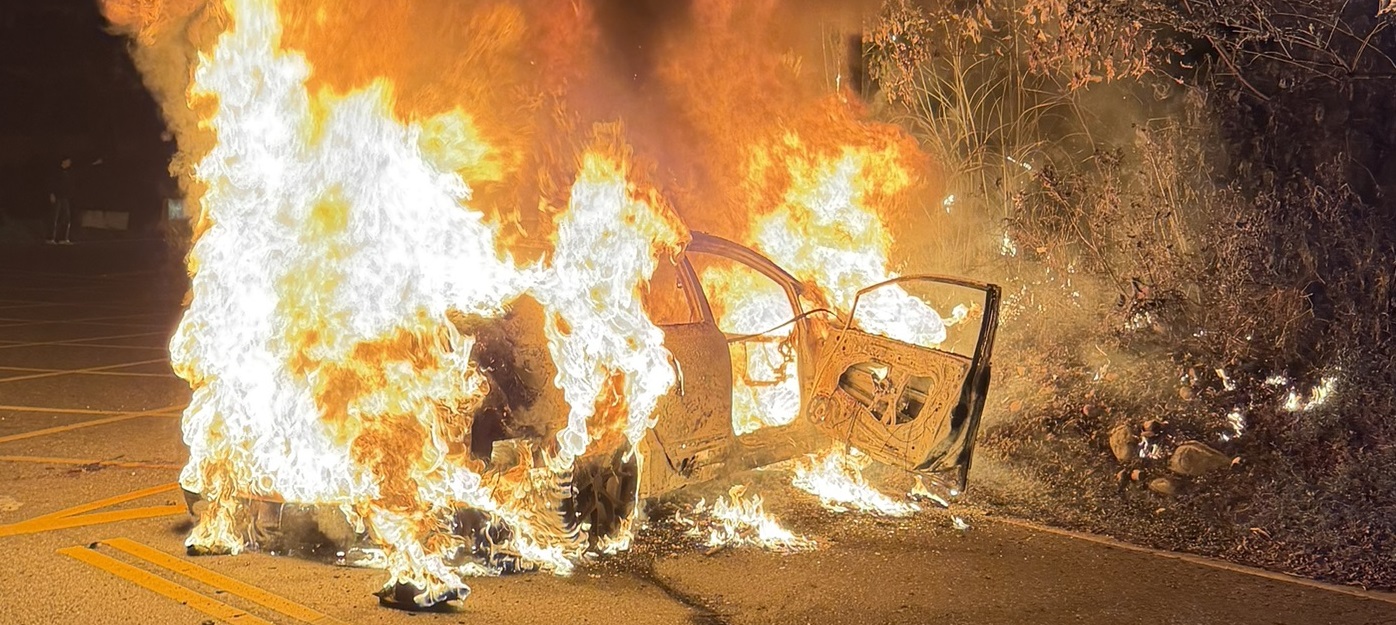 桃園男深夜自撞電桿失去意識 民眾奮勇救人「下秒整台車變火球」