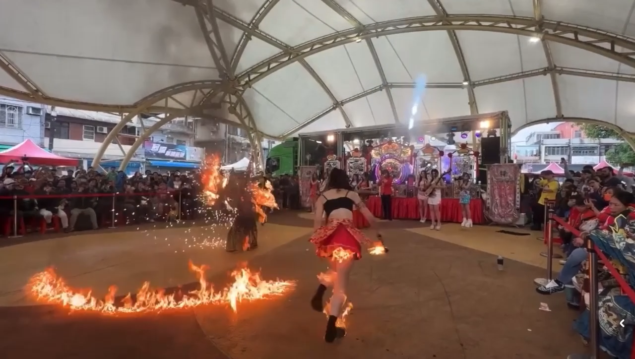 【有片】桃園信仰生活節「火舞表演出意外」 女滑倒慘遭烈火紋身