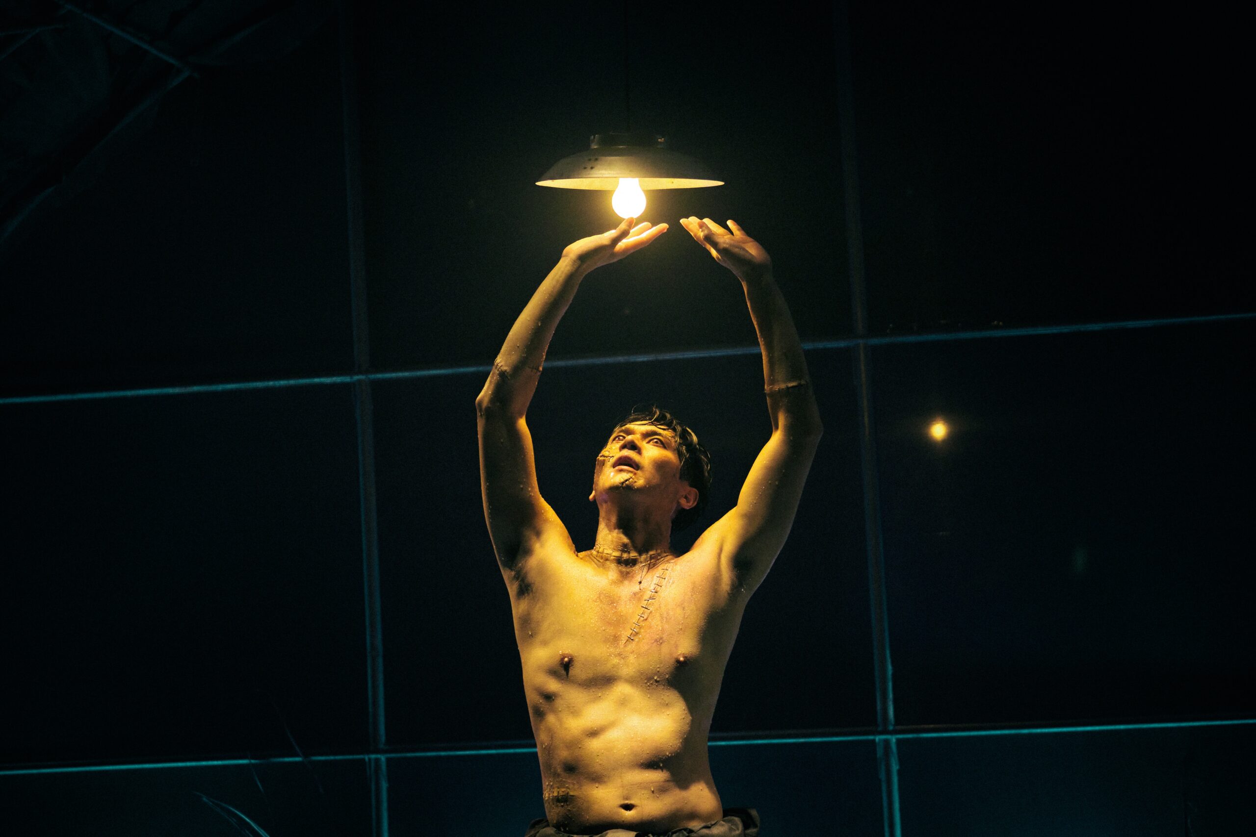 《屍落人間》男主角阿治獨舞（圖／雀喜娛樂事業有限公司提供） 0 0 scaled