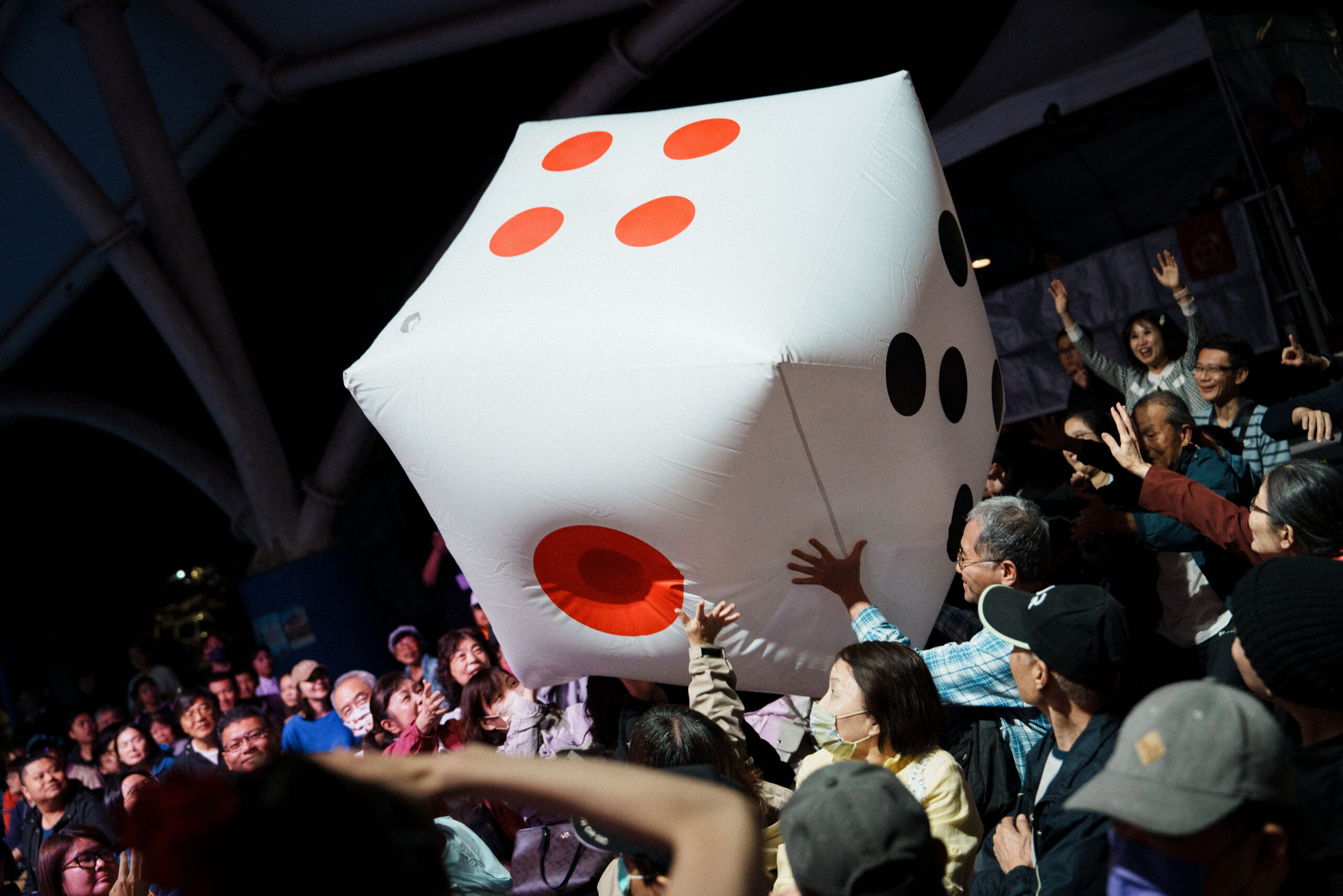 《美味當家》仿效當年龍岡的忠貞、中正、貿易七村的過年習俗，帶動全場觀眾大玩「拋 0 scaled