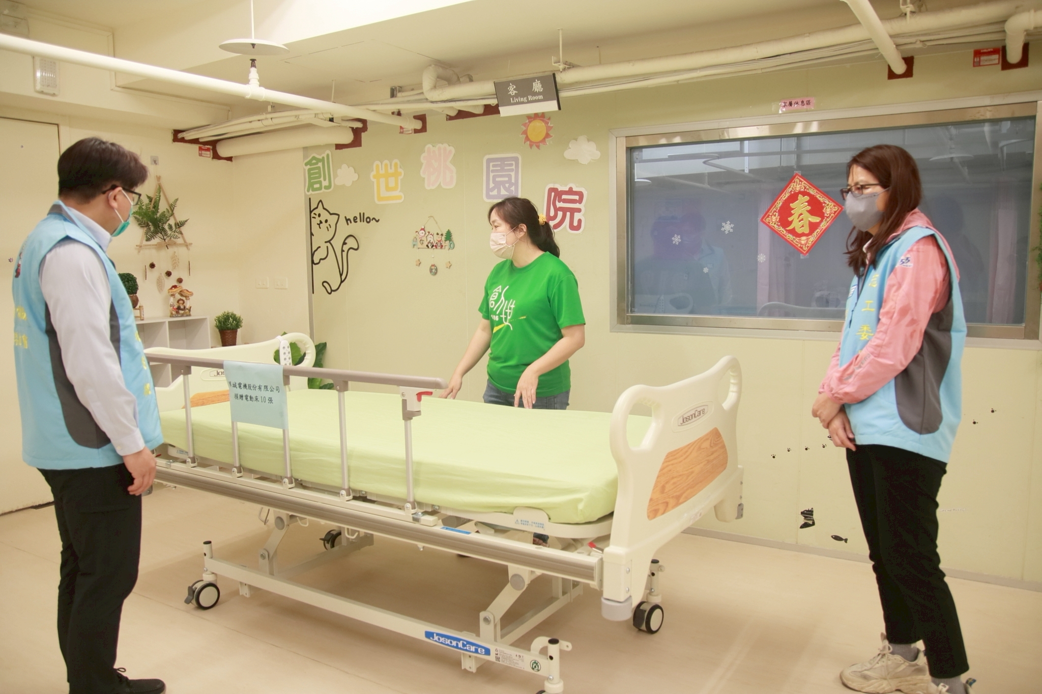 創世桃園分院陳舒婷院長向華城電機介紹電動床使用方式 0