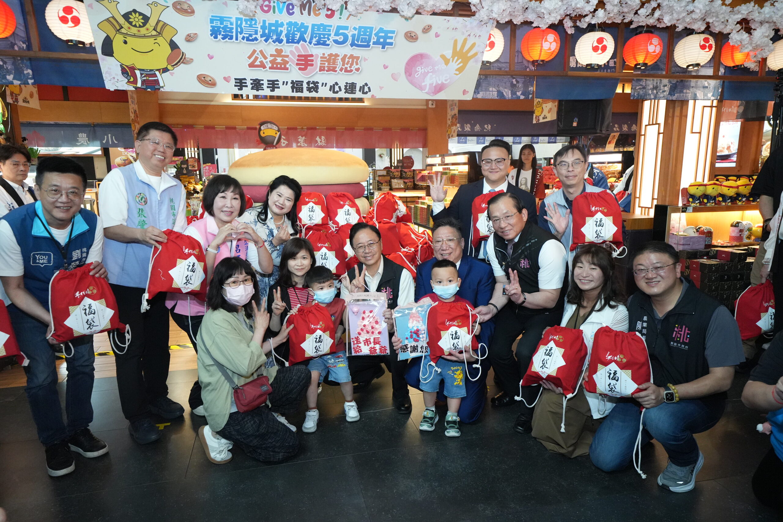 受贈孩童送上手作感謝卡以表心意，同時桃園市張善政市長與手信霧隱城陳世洋城主送上 scaled