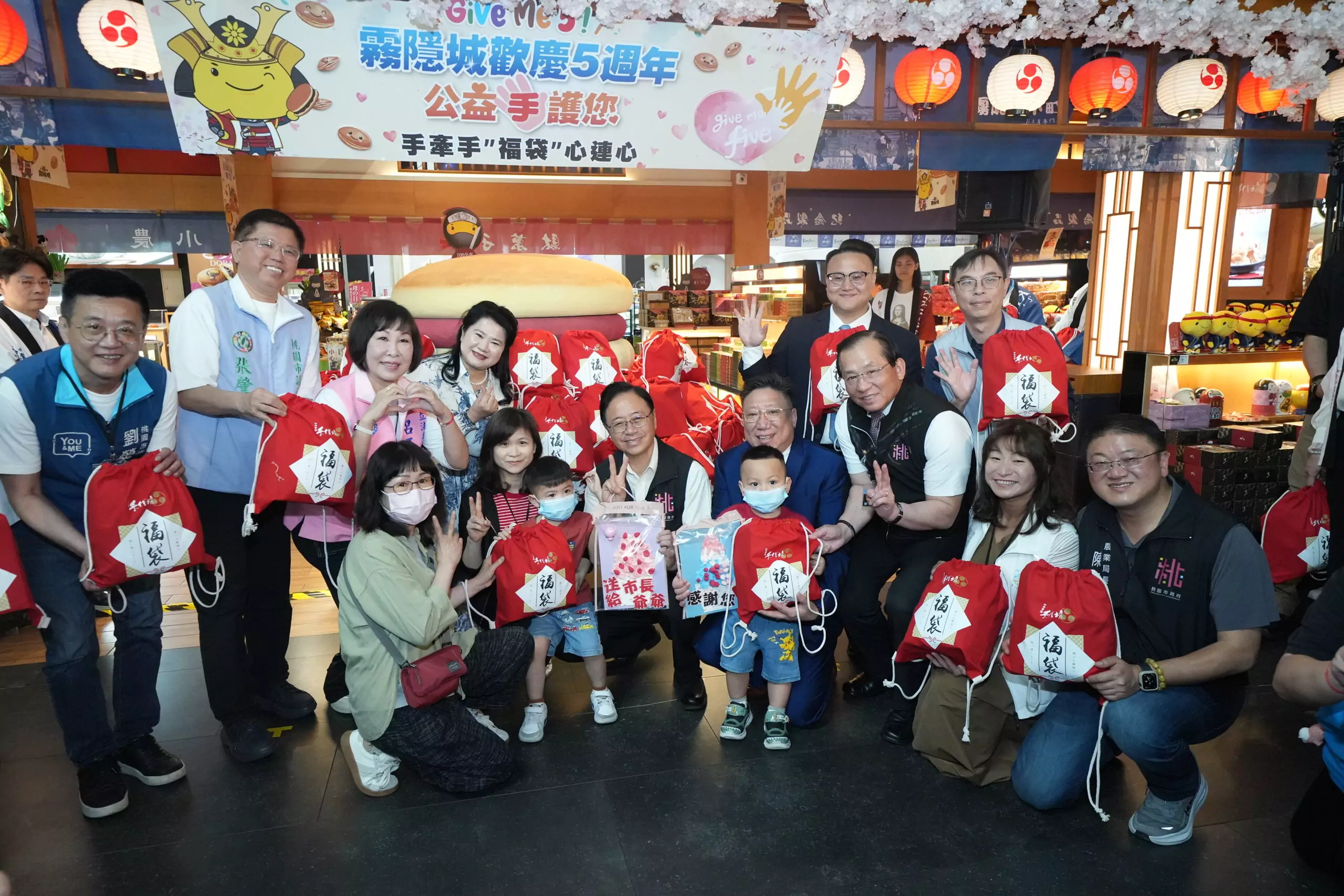 受贈孩童送上手作感謝卡以表心意，同時桃園市張善政市長與手信霧隱城陳世洋城主送上 scaled