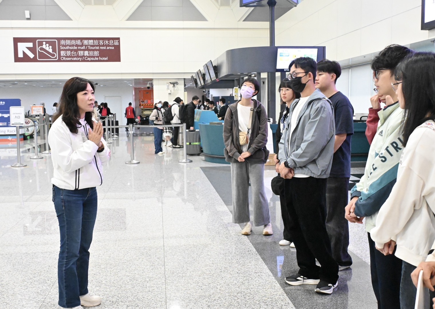 圖2 桃園市政府青年局局長侯佳齡為出行學員加油打氣 0