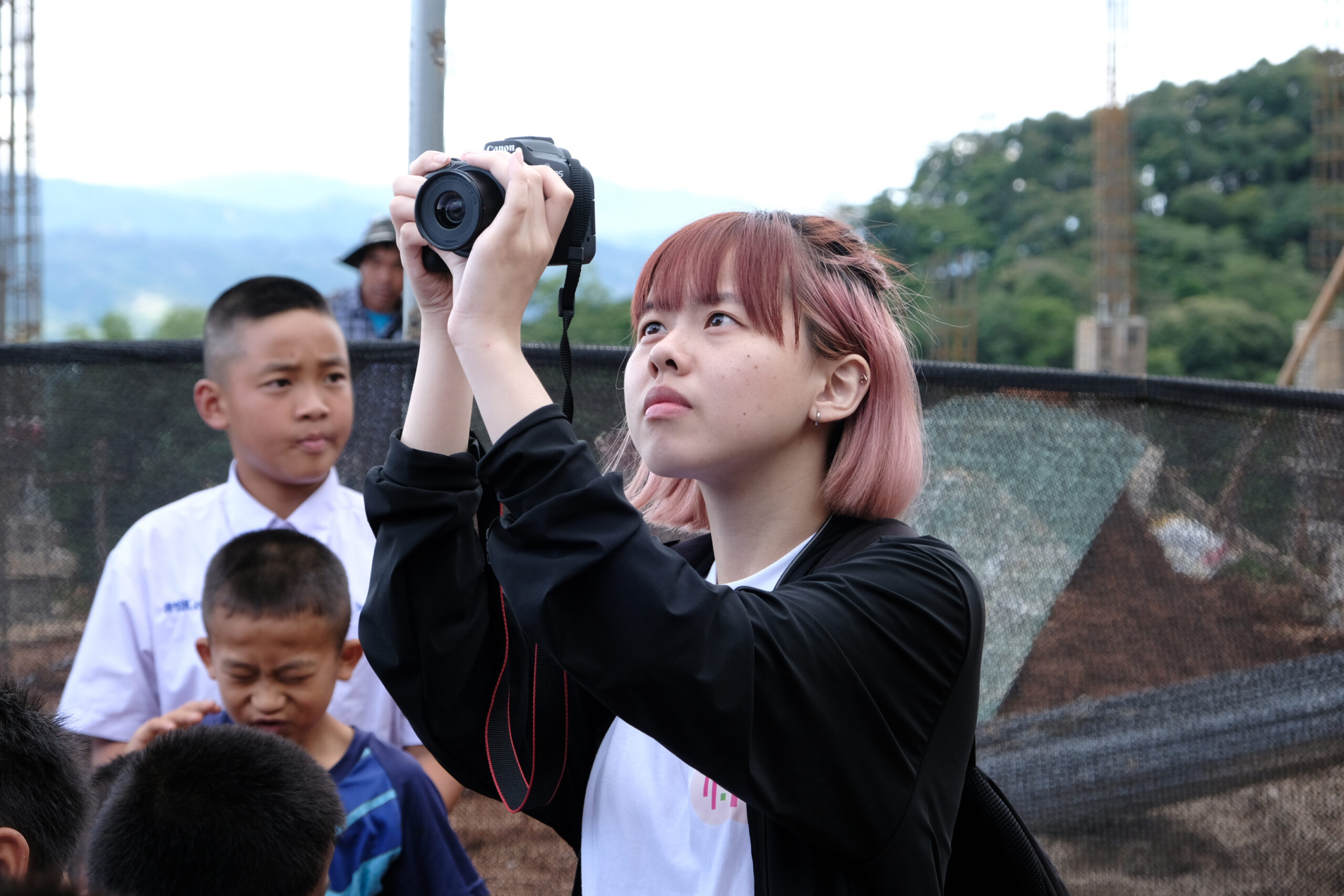 圖3劉晏勲同學赴泰國投入紀錄志工行動 0 scaled