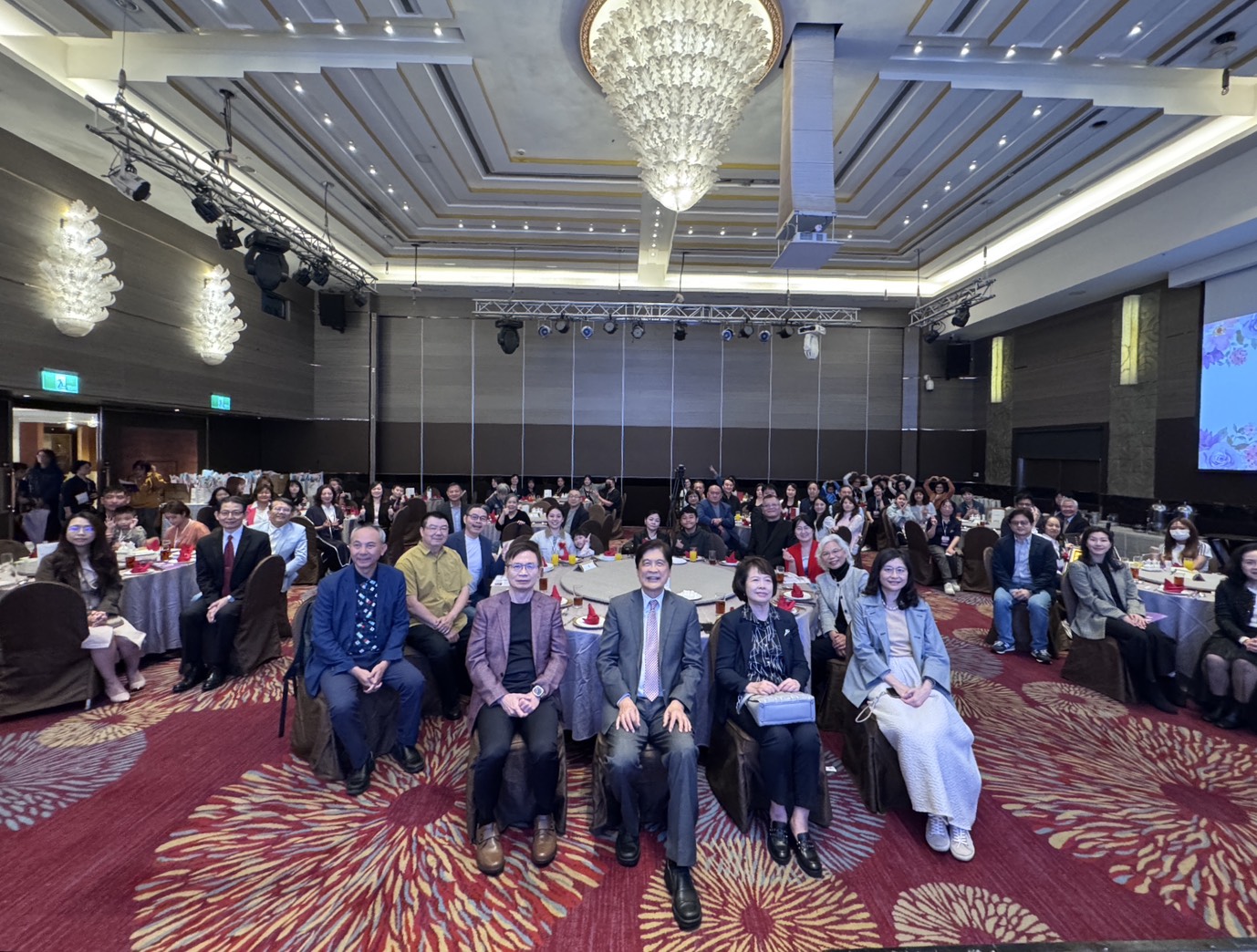 圖說 安得烈慈善協會 孟繁毅常務理事、執行長羅紹和與14位柔韌母親及與會貴賓合影留念，見證動人時刻。