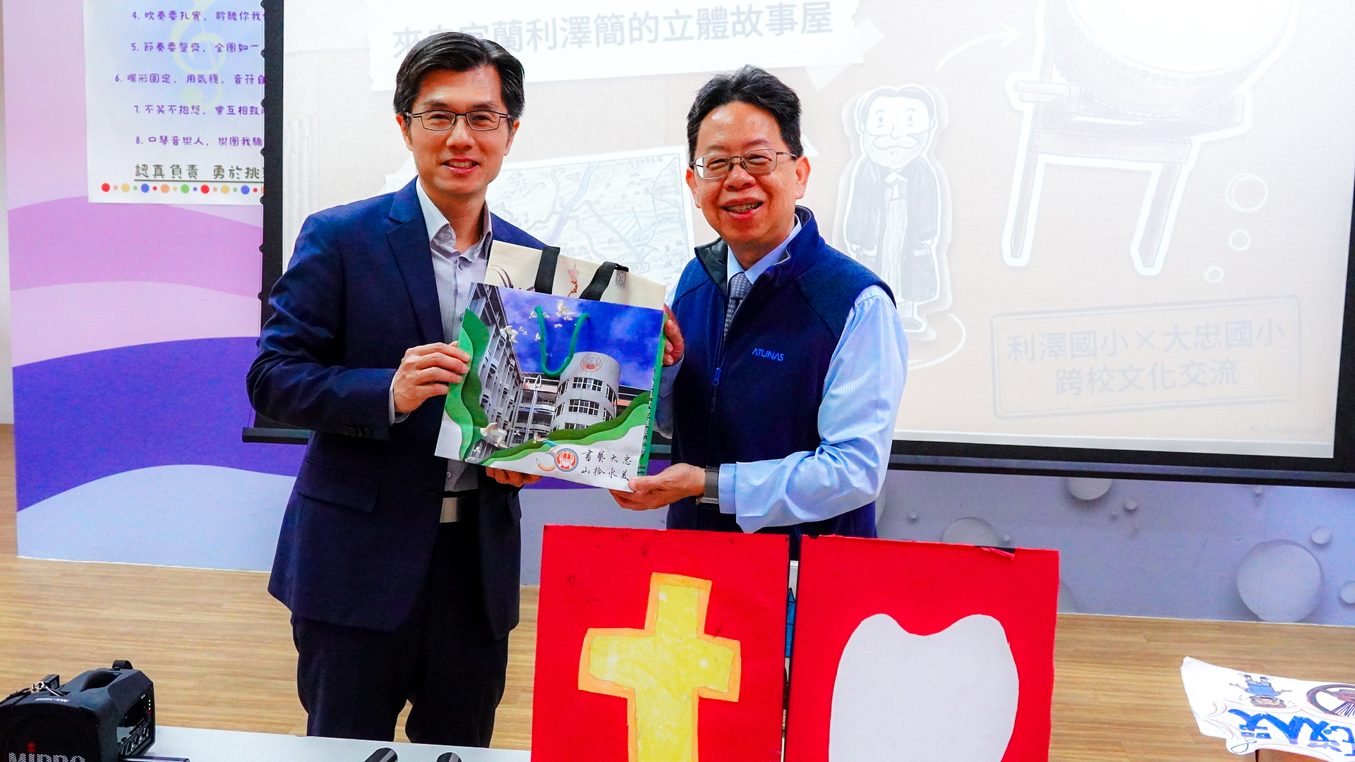 大忠國小01 大忠國小邱創炫校長及利澤國小夏明義校長互贈紀念品 0 0