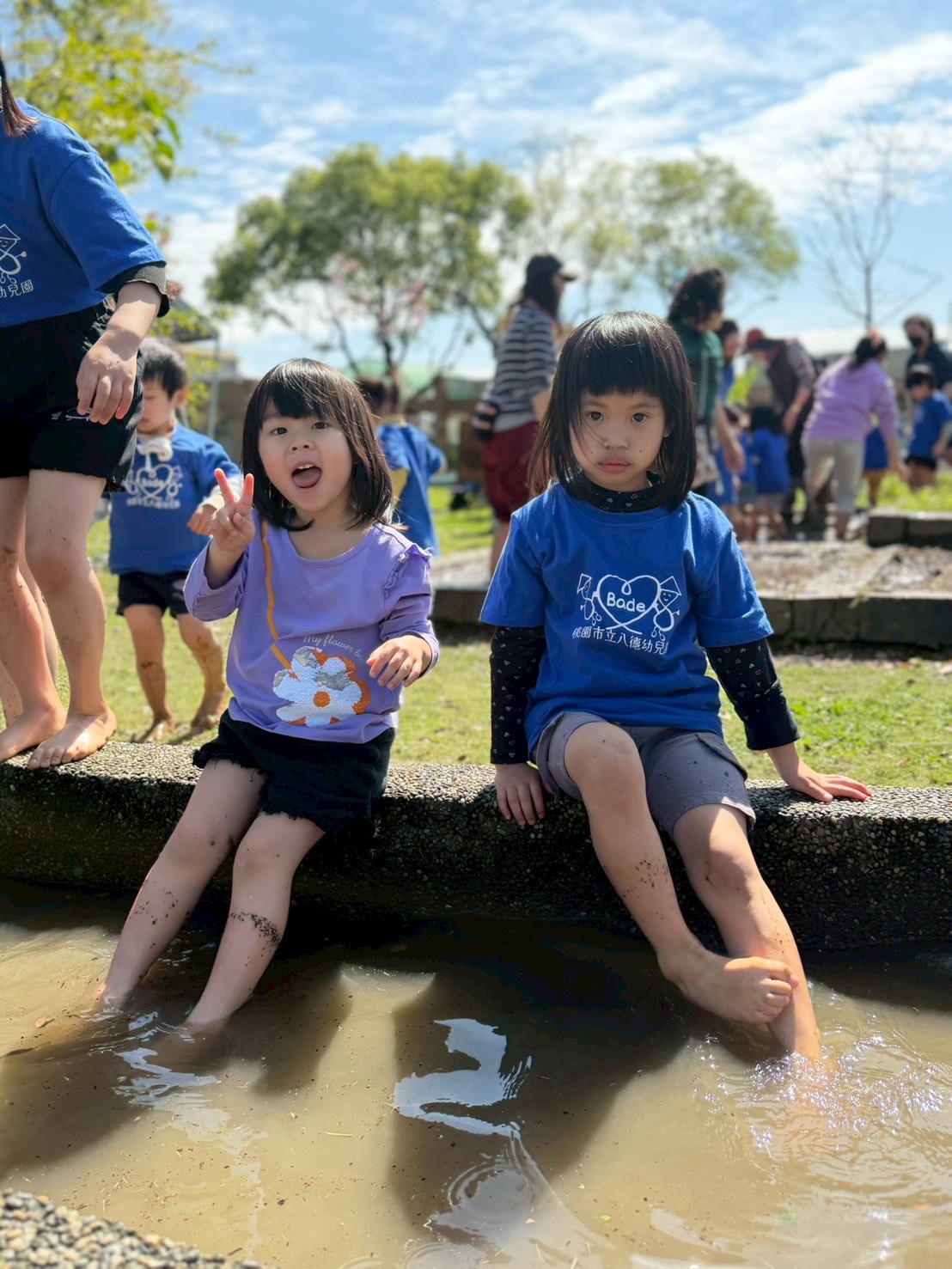 市立八德幼兒園 3 踩完水田後，孩子們一起洗腳，清洗泥巴，也感受活動後的清爽與放鬆