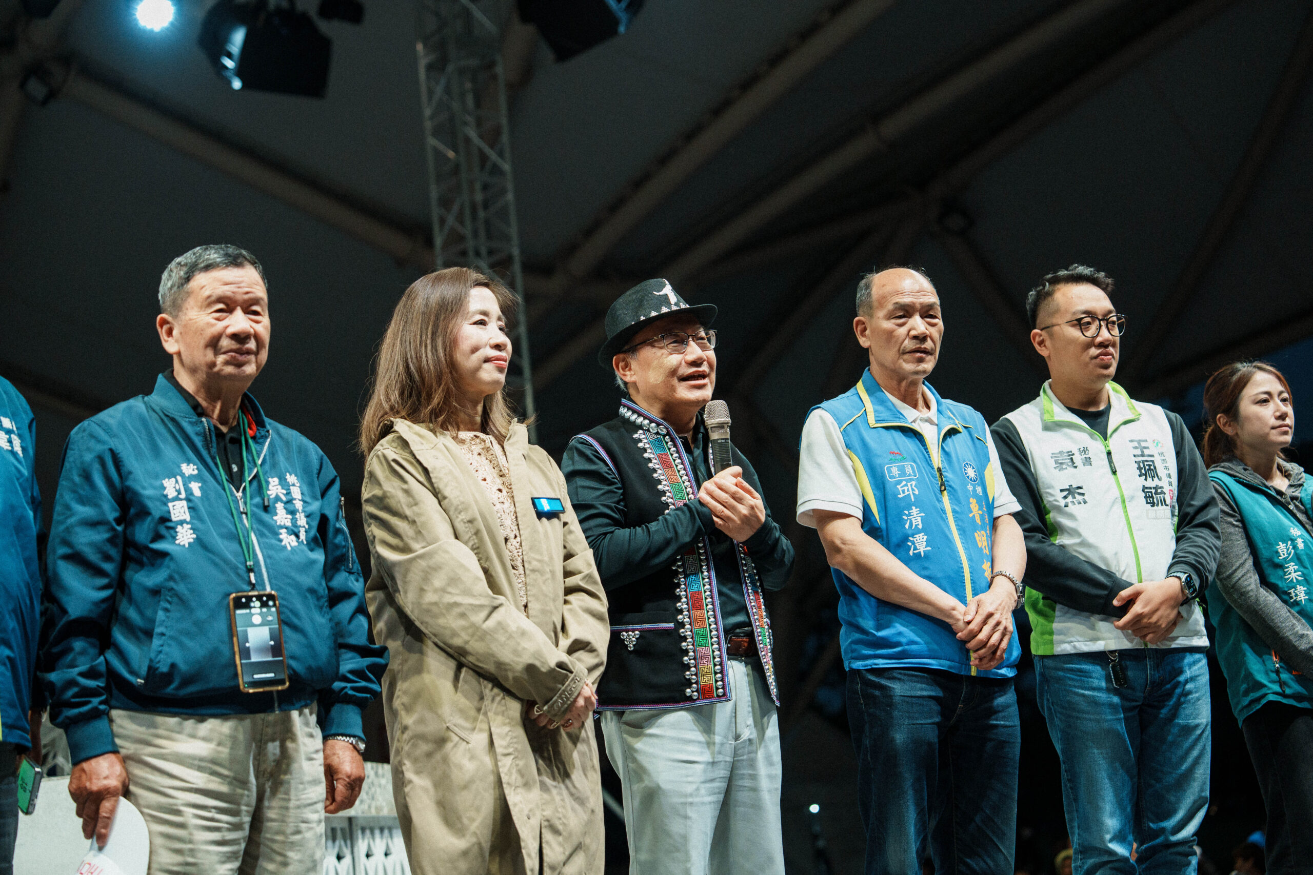 桃園市文化局長邱正生（左三）與議員舒翠玲（左二）等人覺得描寫龍岡眷村的戶外劇場 0 scaled