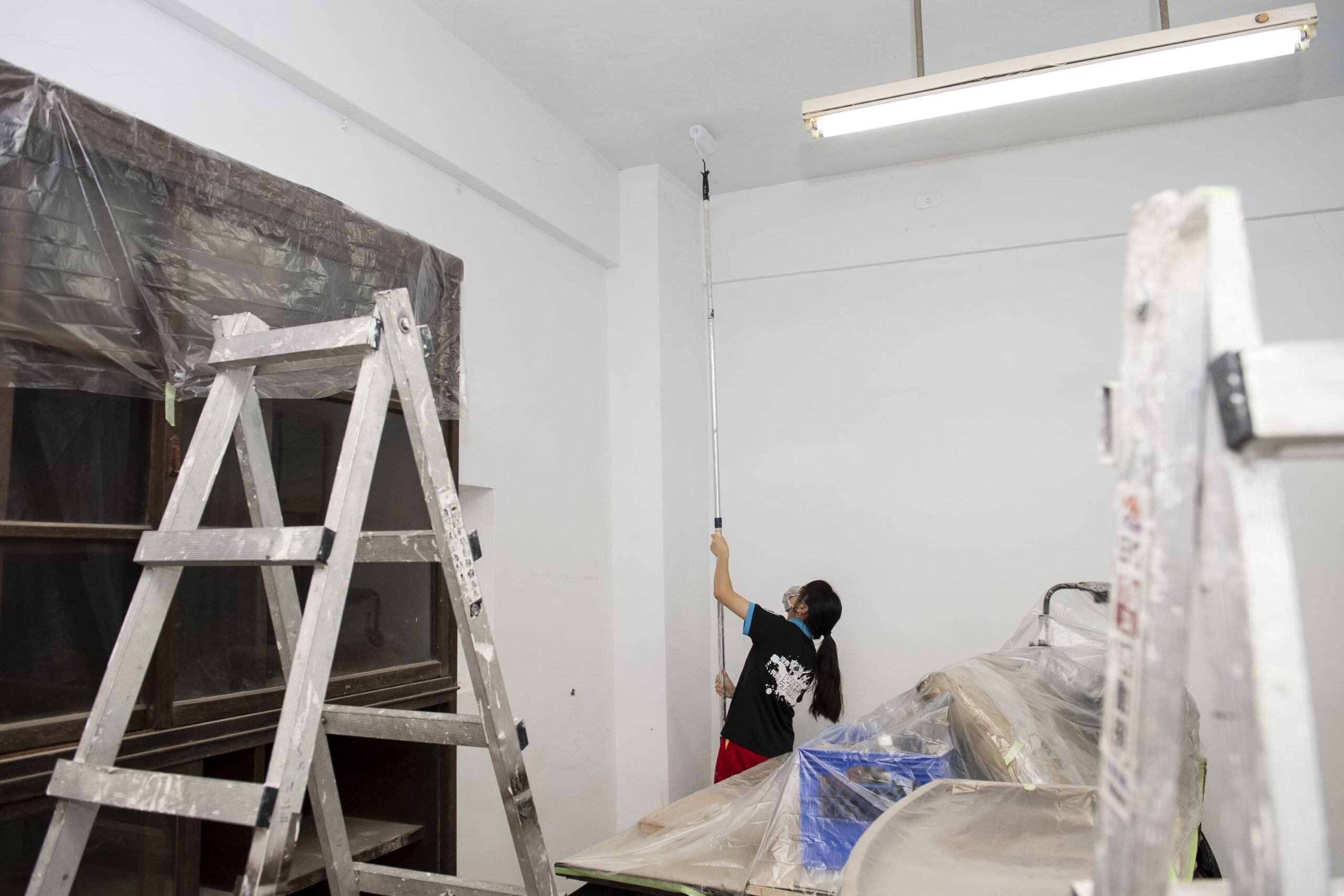 漆作職人班學生使用滾筒油刷天花板，油漆均勻上色，展現日常練習實力。 0 scaled