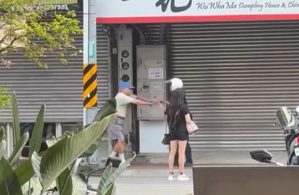 馬路變擂台!蘆竹阿伯不滿違規過馬路被攔下 竟攻擊警察 螢幕擷取畫面 771