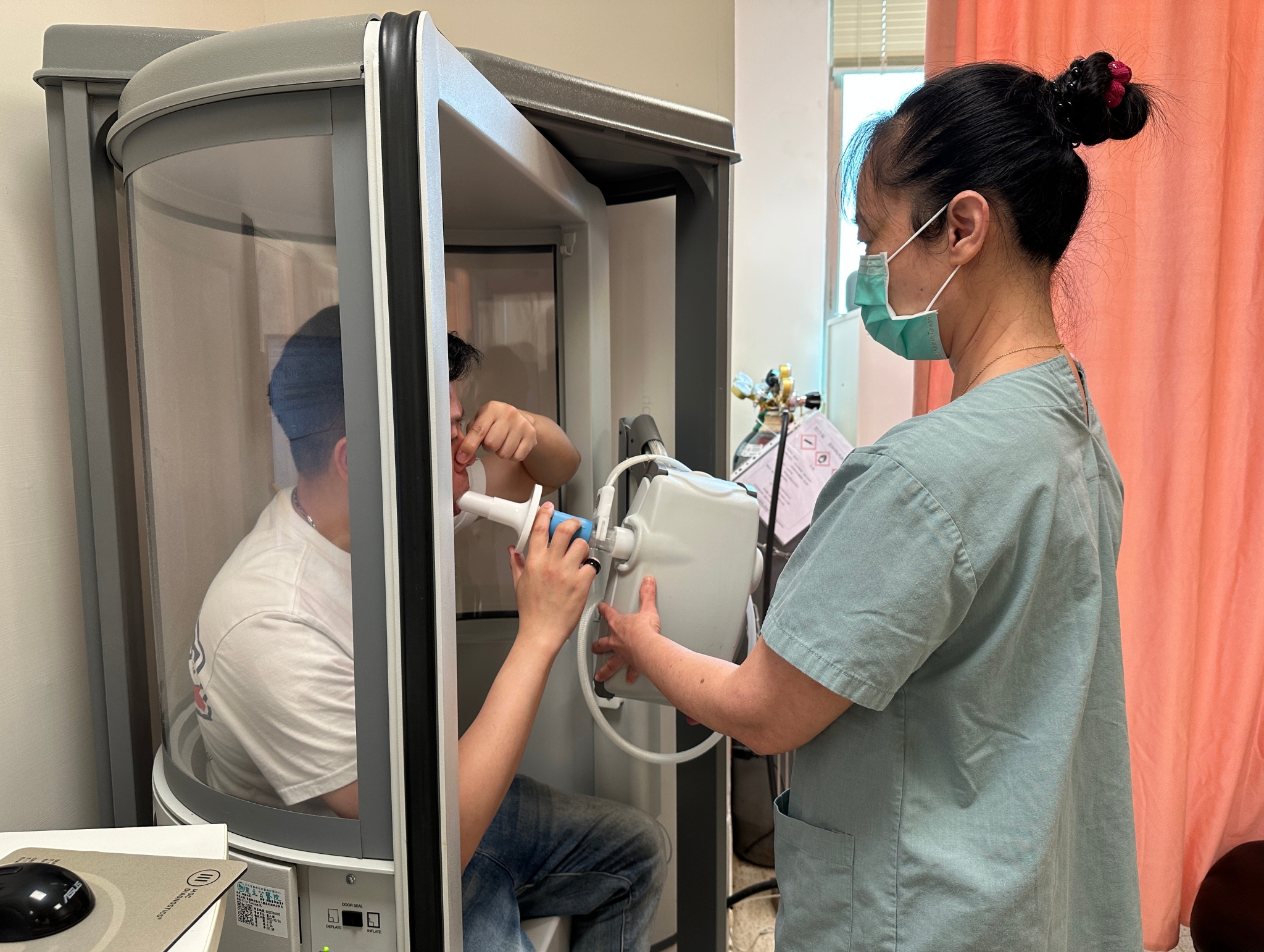 醫師建議民眾如咳嗽反覆發作或活動時容易喘，可能是肺功能下降的警訊，建議及早就醫評估，必要時接受肺功能檢查。 圖中為民眾接受肺功能檢查示意。