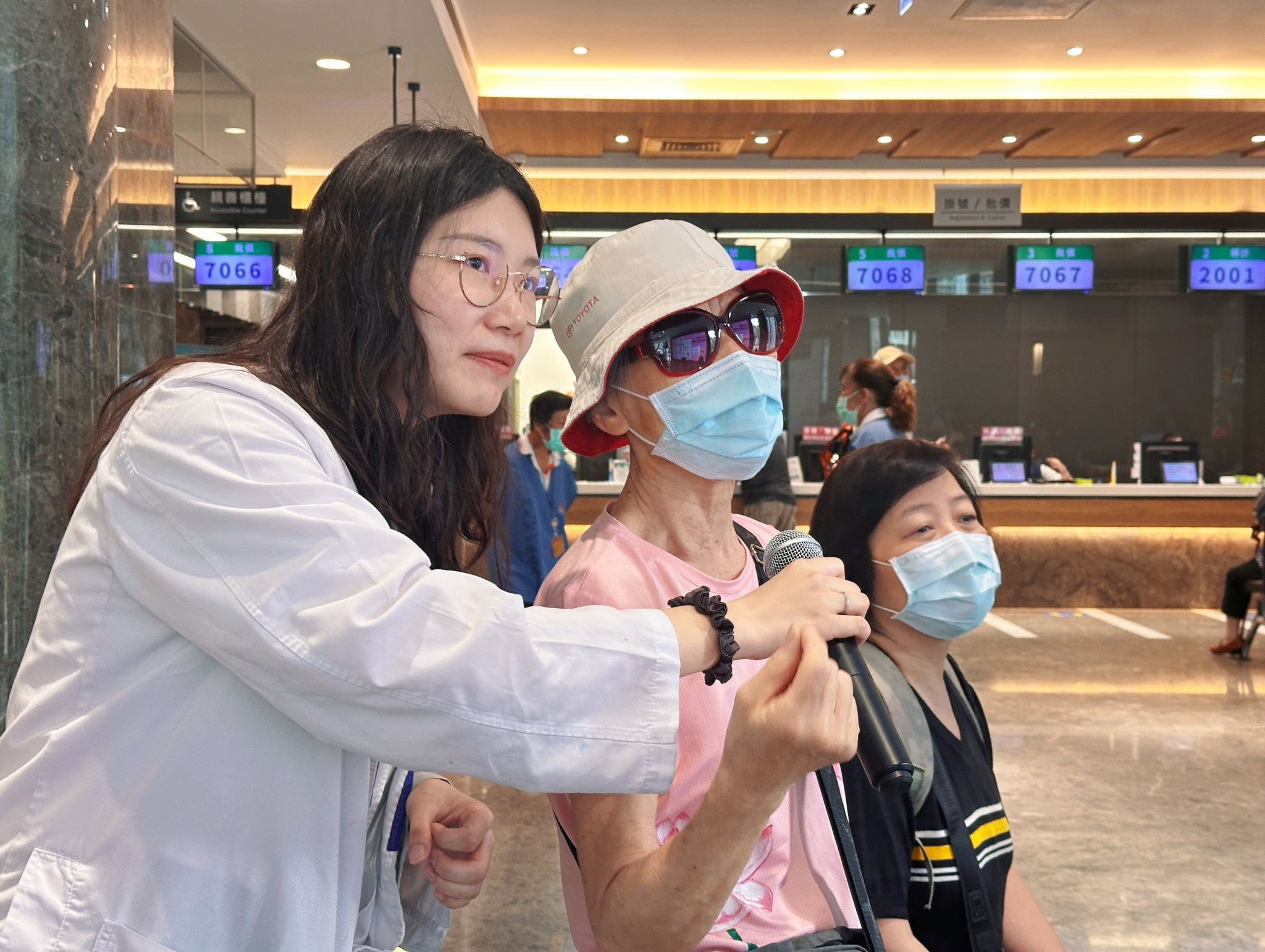 響應4月22日世界地球日，恩主公醫院今（22）日於門診大廳舉辦「廢藥妥處理 愛地球享健康」活動，由專業藥師於現場進行演講。