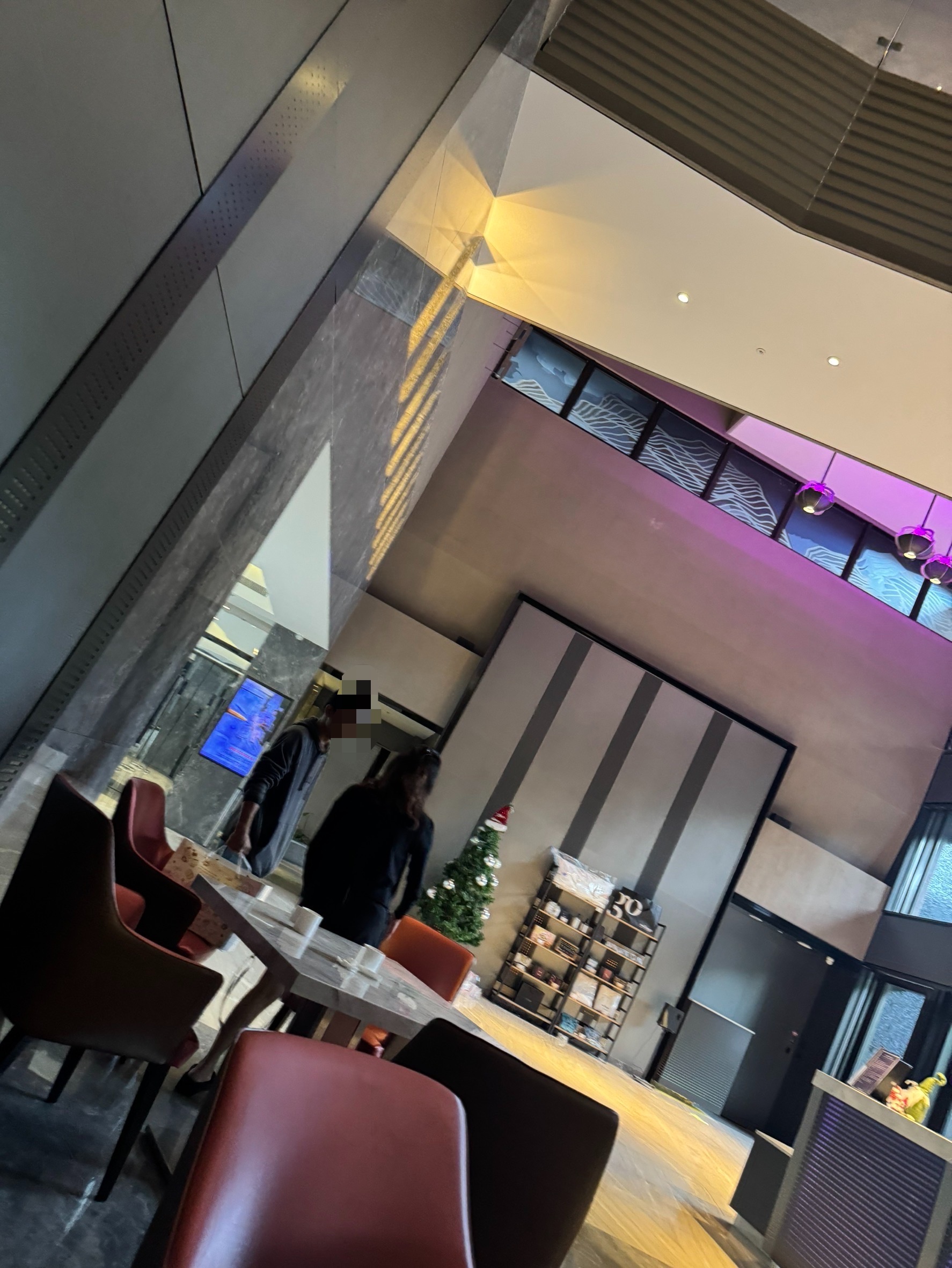 台馬運毒集團靠「餅乾桶藏海洛因」 3人在台被捕 馬來西亞E嫌與R嫌交貨照片