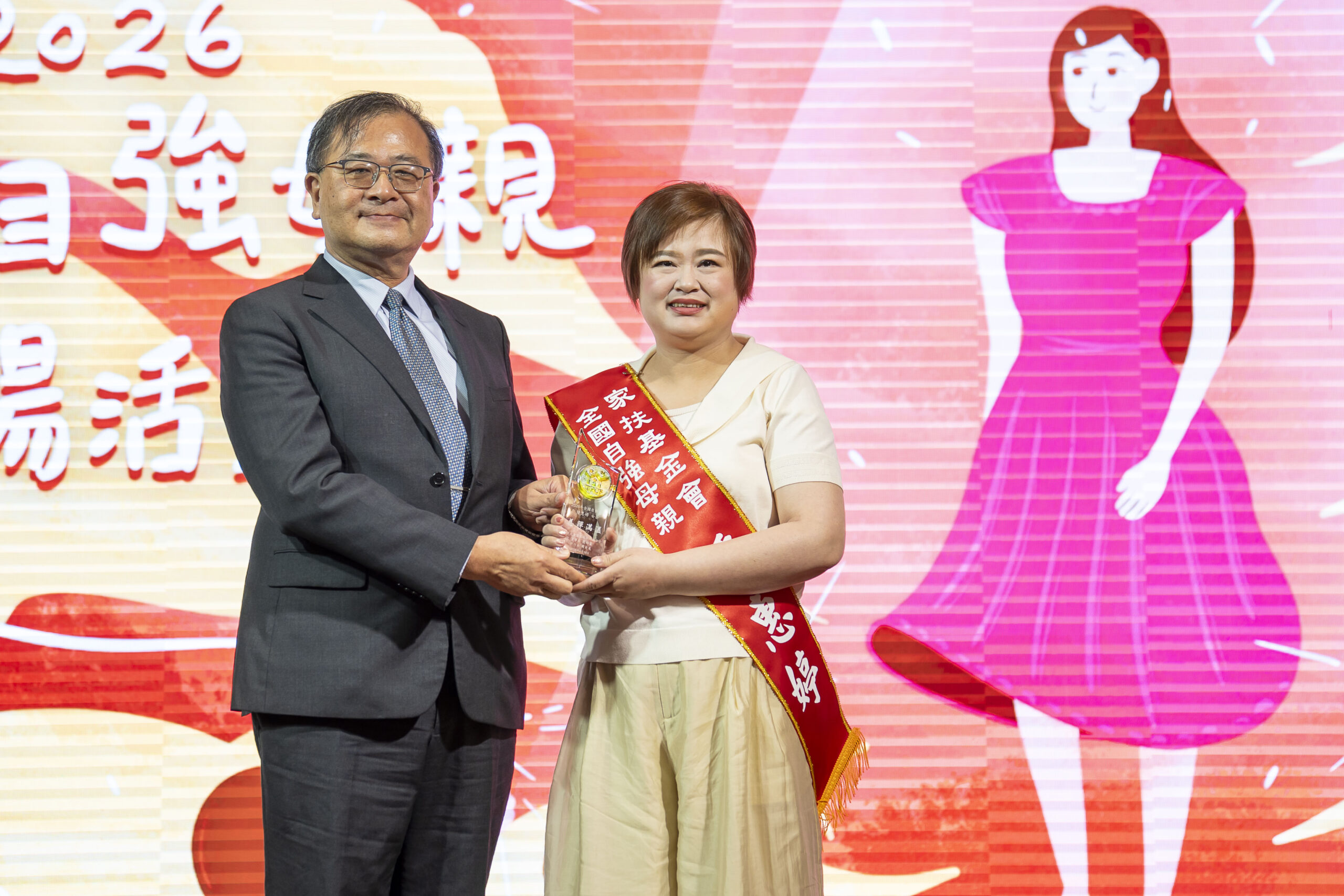 圖二 榮獲家扶基金會2026年全國自強母親鍾惠婷女士接受衛生福利部社會及家庭署田基武主 scaled