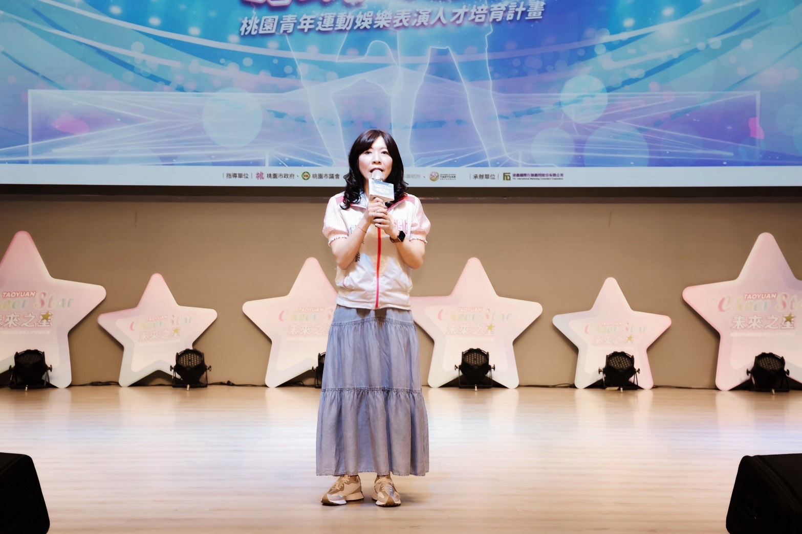 圖1 桃園市政府青年局局長侯佳齡致詞 0 0