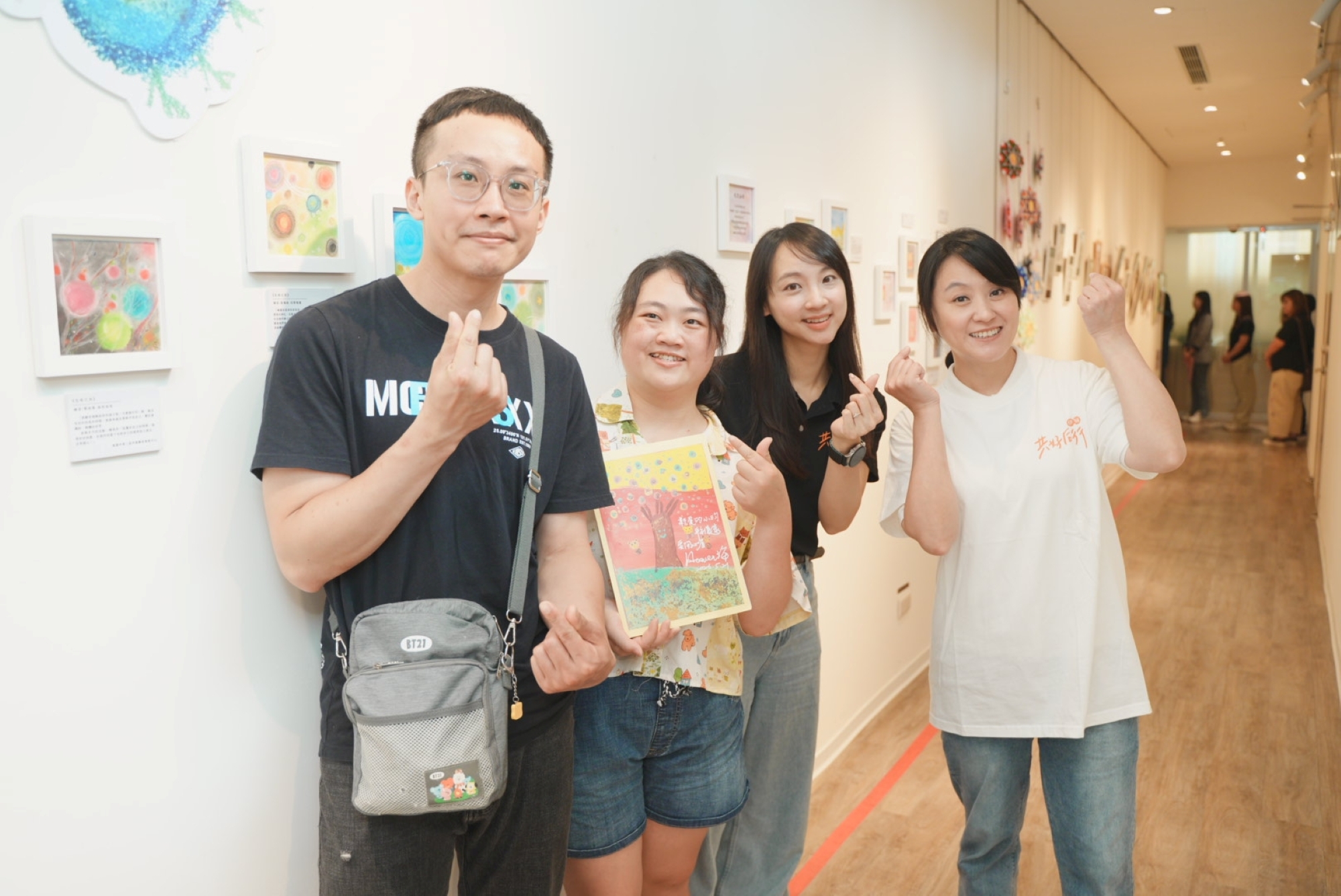 慢飛天使鈞鈞媽媽，透過伊甸家長紓壓課程，以粉彩畫學習整理情緒、釋放壓力，長出力量。伊甸基金會提供