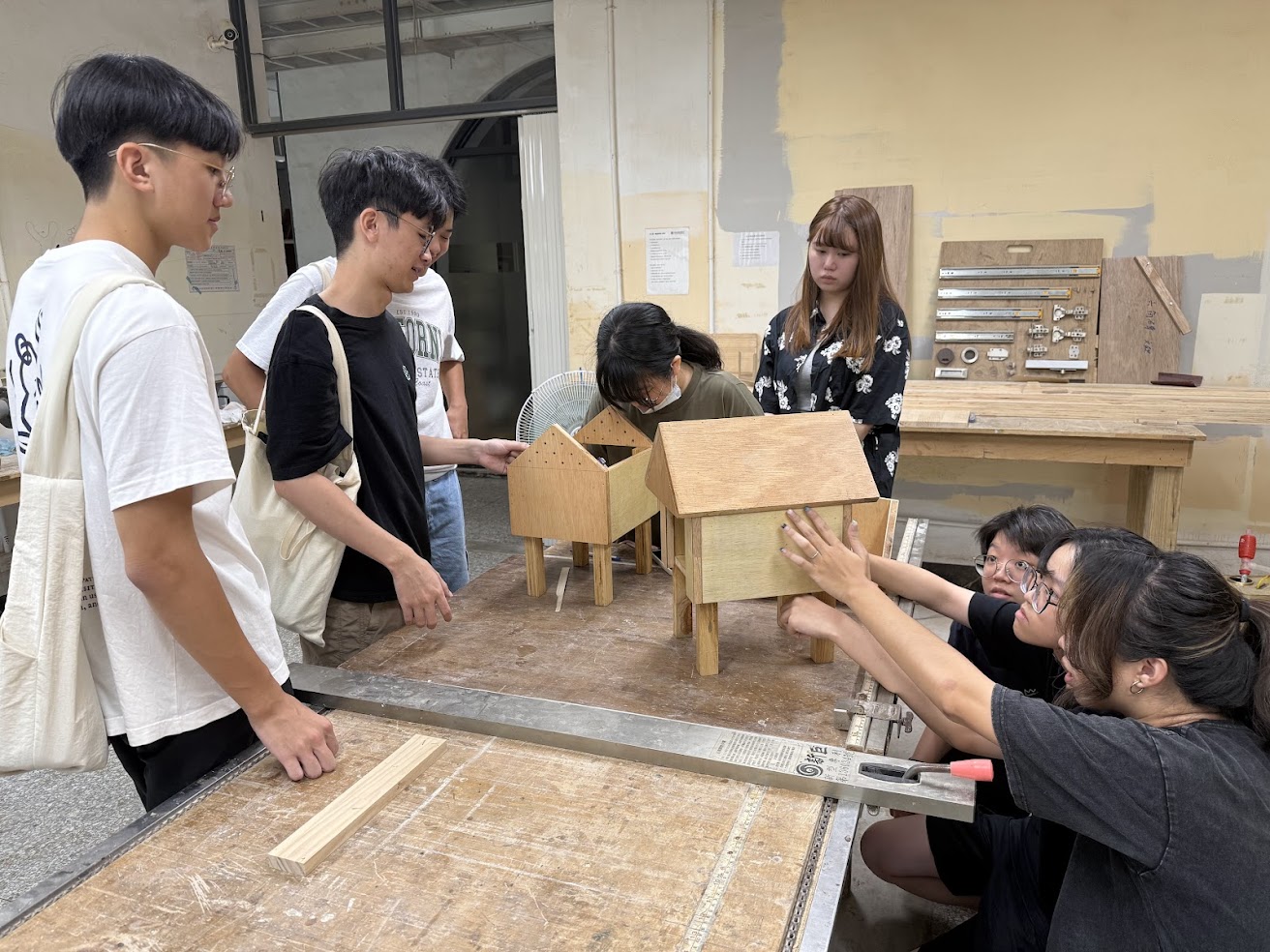 03 跨域永續科技實作訓練中，中原室設系與電子系學生合作製作水質偵測設施。 0
