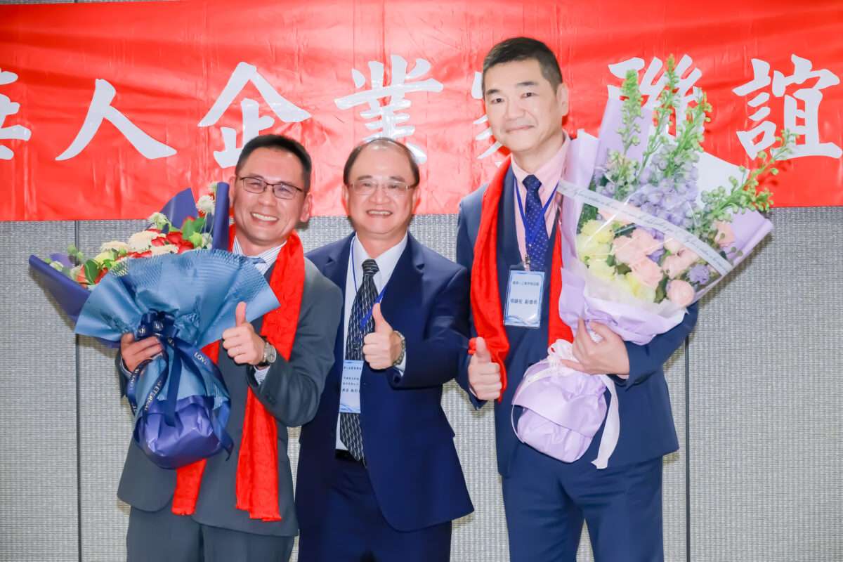 龍華人企業家聯誼會新春晚宴登場 校友暖捐助學金回饋母校 1 2 1
