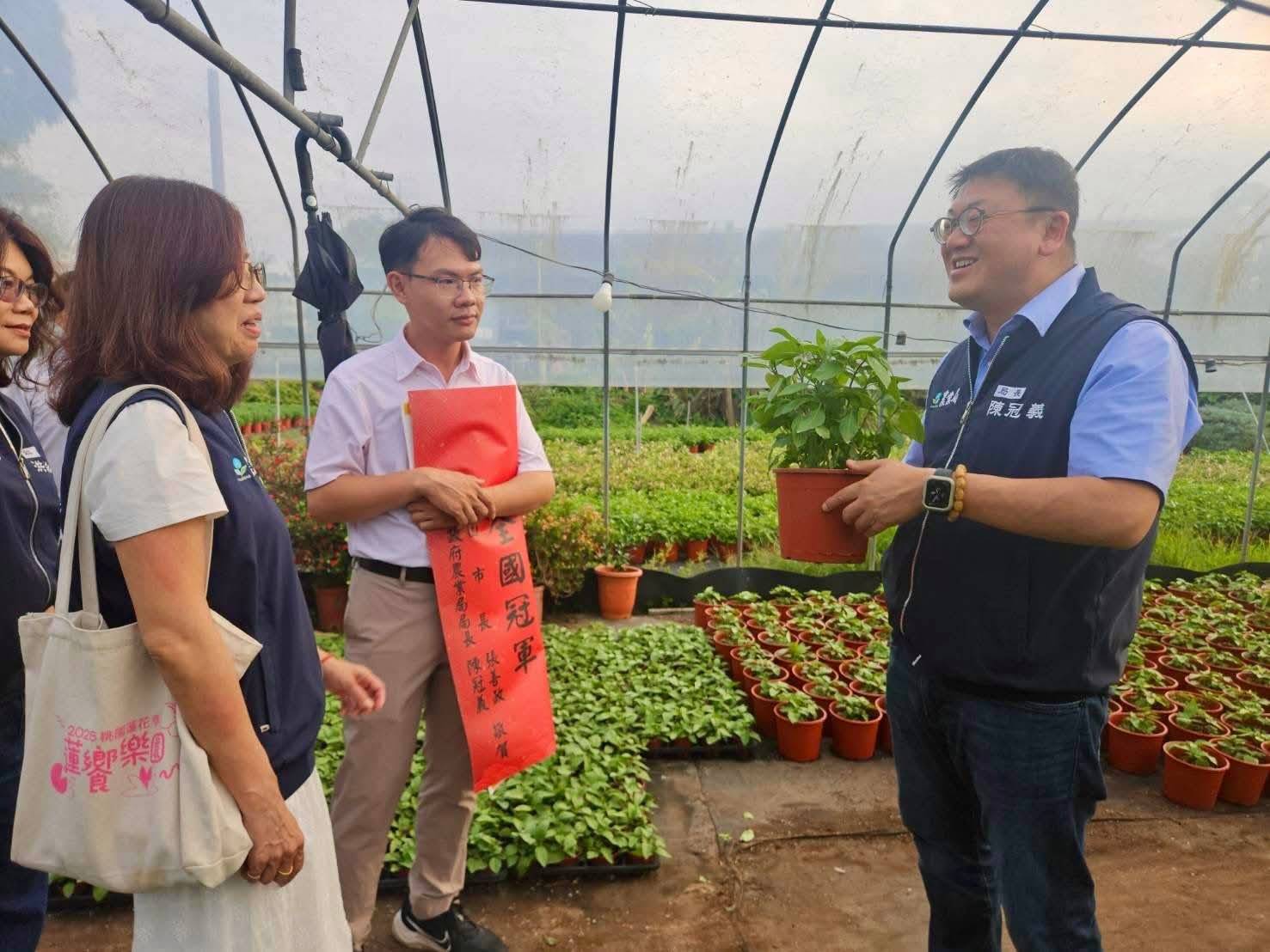 桃園農業局輔導青農培育花卉 吳承燁勇奪全國農業達人冠軍殊榮 1062101 0