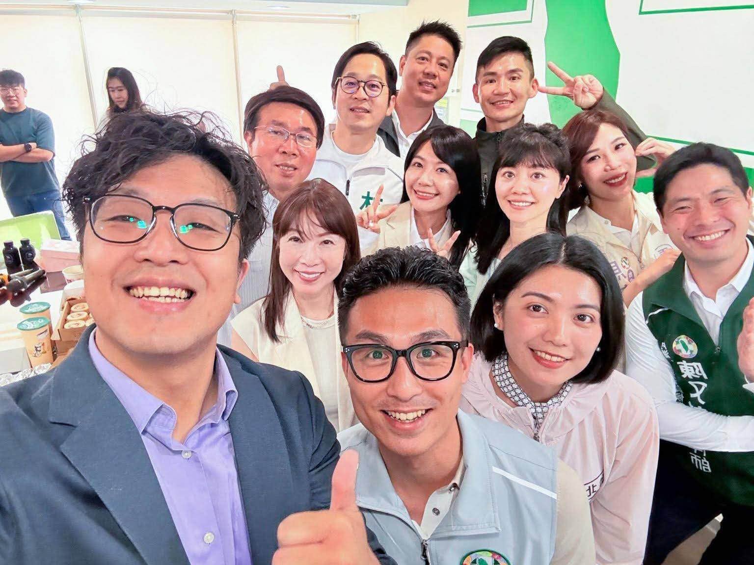 沈伯洋曬照喊向「9新人議員」請益 3連霸大學姐高嘉瑜入列 沈伯洋曬照喊向「9新人議員」請益 3連霸大學姐高嘉瑜入列