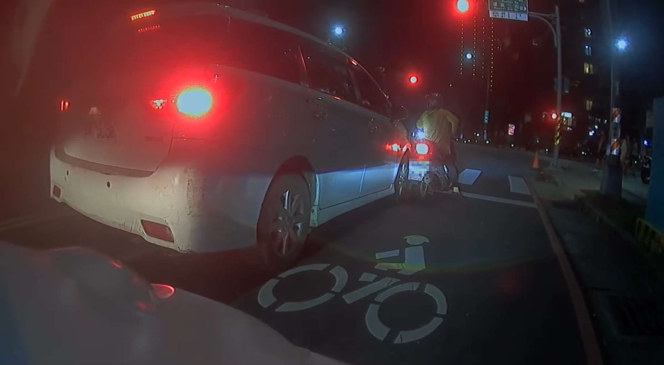 【有片】在發呆?中壢小客車等紅燈突滑行 擊落2騎士畫面曝光 【有片】在發呆?中壢小客車等紅燈突滑行 擊落2騎士畫面曝光