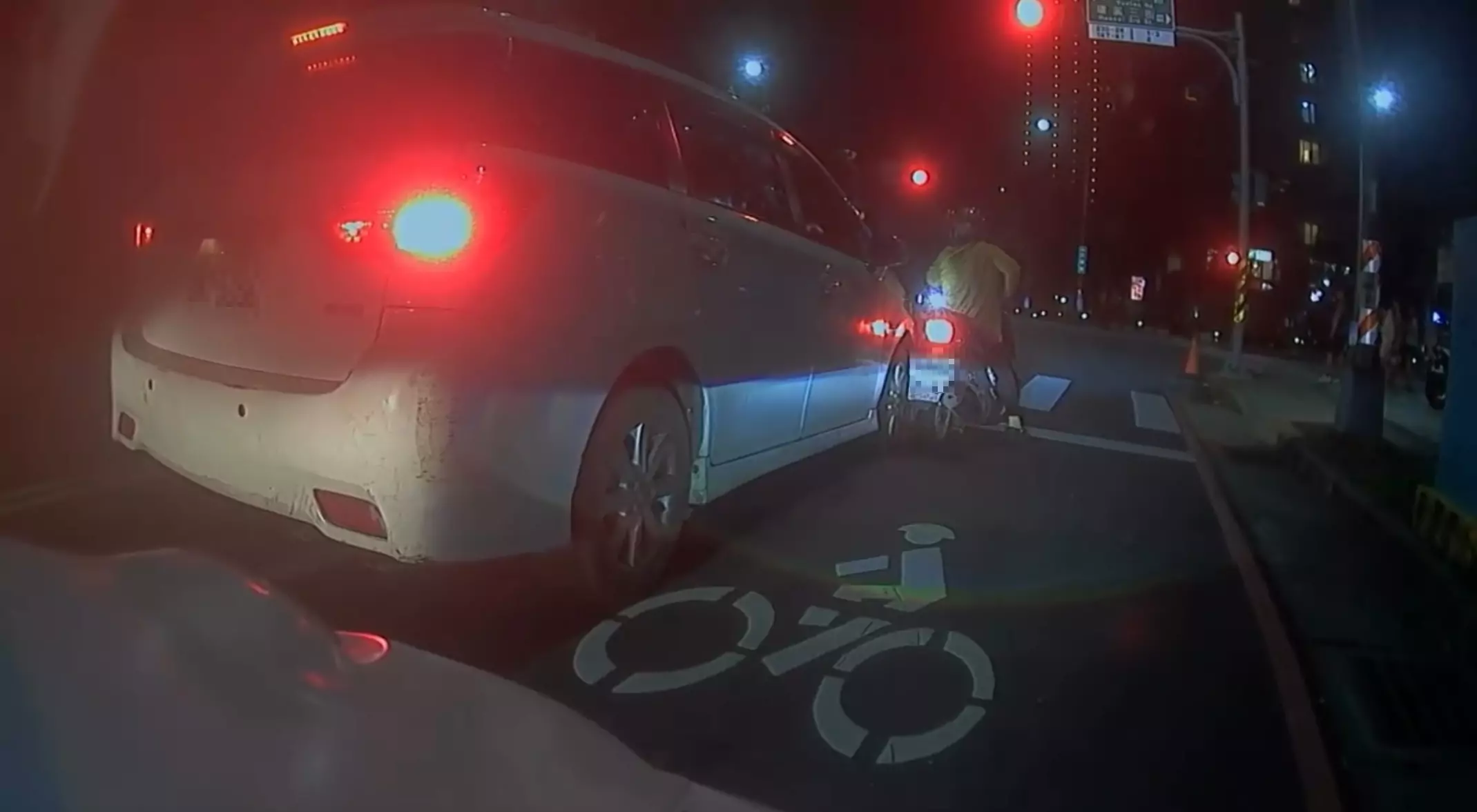 【有片】在發呆?中壢小客車等紅燈突滑行 擊落2騎士畫面曝光 【有片】在發呆?中壢小客車等紅燈突滑行 擊落2騎士畫面曝光