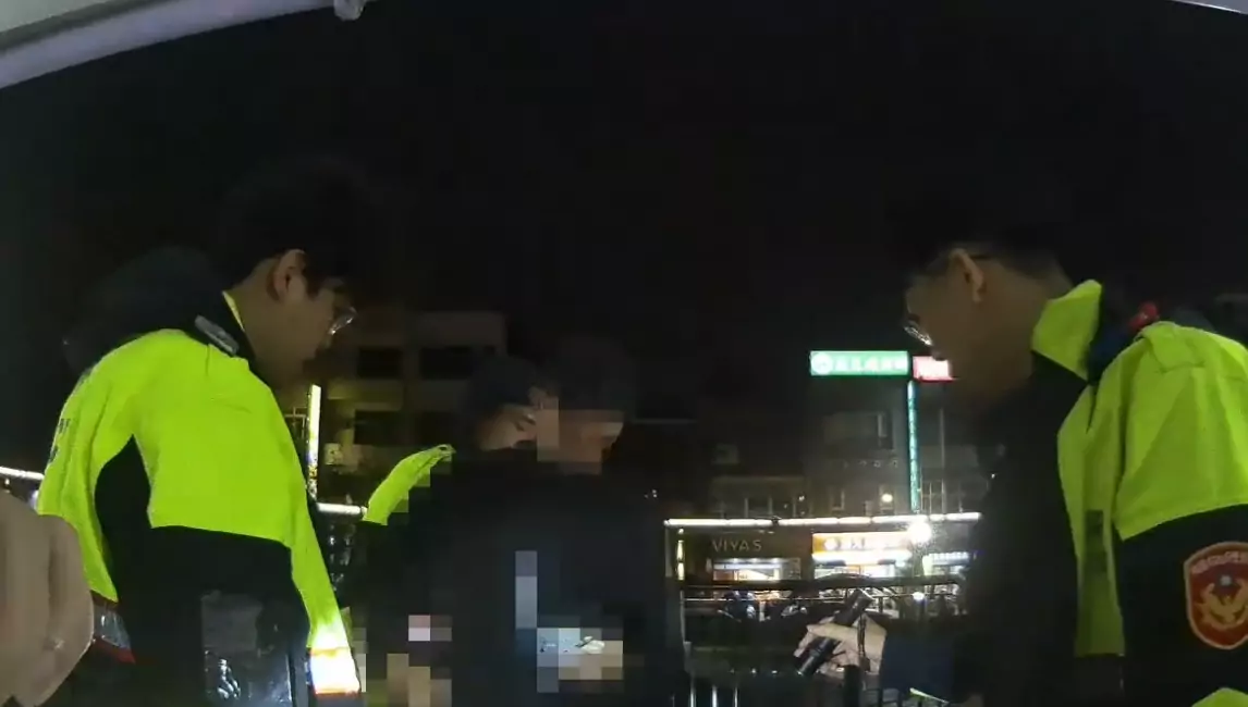黃湯下肚失控!中壢2男公園爆肢體衝突 警方帶回依法裁處 黃湯下肚失控!中壢2男公園爆肢體衝突 警方帶回依法裁處