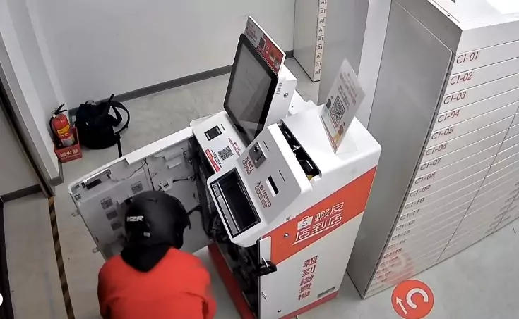 蝦皮智取店成提款機!2男暴力破壞繳費機 9天內竊走百萬 1778570256877