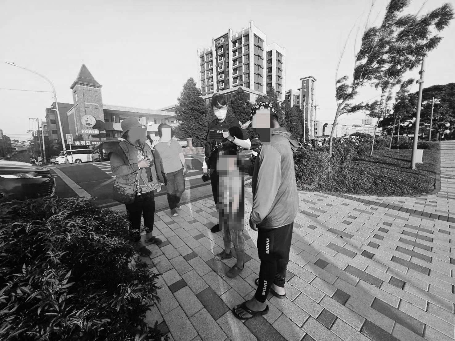 大園婦帶孫逛公園走散急壞 警半小時火速找到人 大園婦帶孫逛公園走散急壞 警半小時火速找到人
